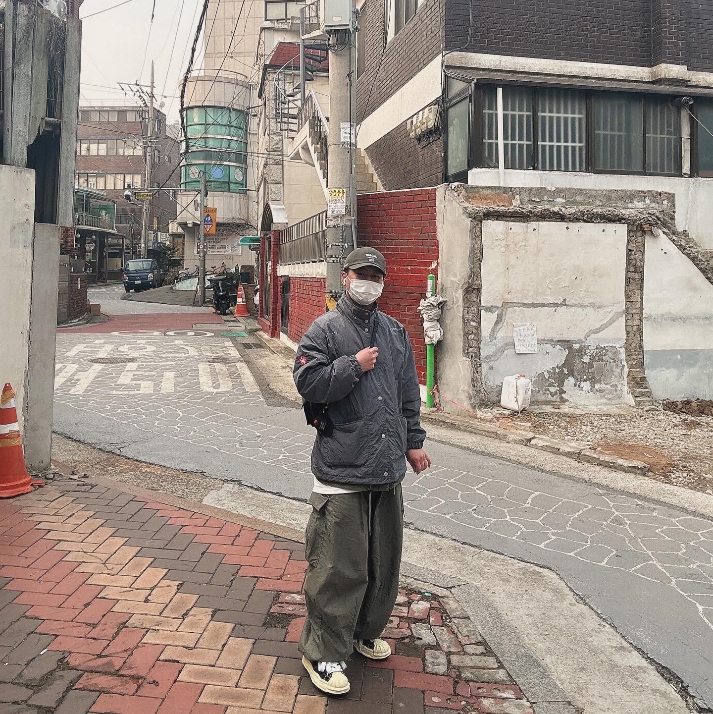 Needles H.D. BDU Pants Olive, Maison Mihara Yasuhiro Blakey VL OG Sole Leather Low-top Sneakers Black 착용 스타일 - 1
