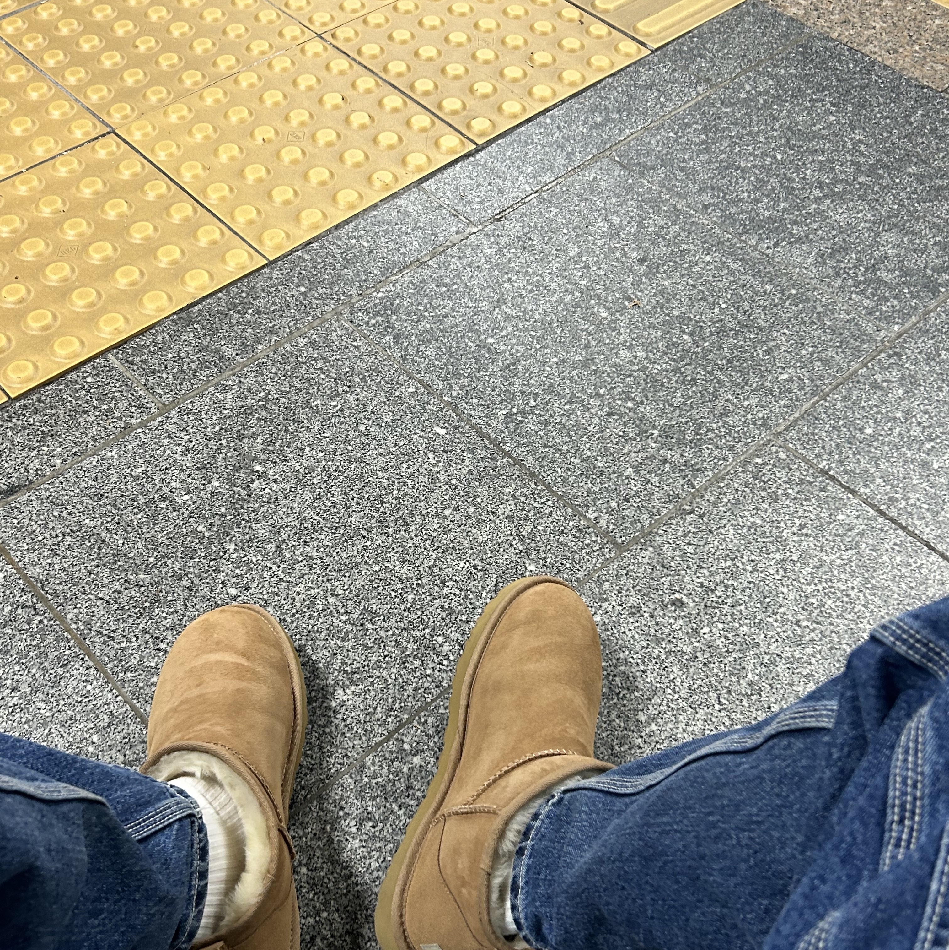 UGG Classic Ultra Mini Chestnut 착용 스타일 - 3