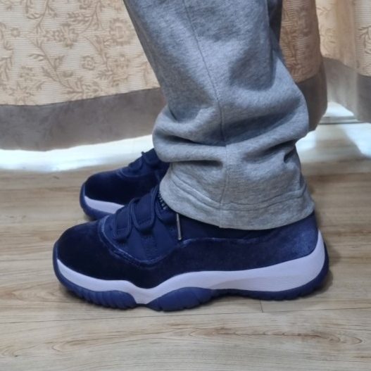 (W) Jordan 11 Retro Midnight Navy 착용 스타일 - 1
