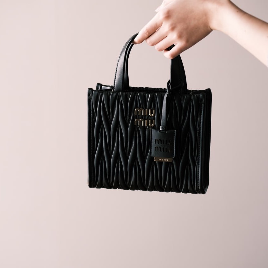 Miu Miu Matelasse Nappa Leather Handbag Black 착용 스타일 - 1