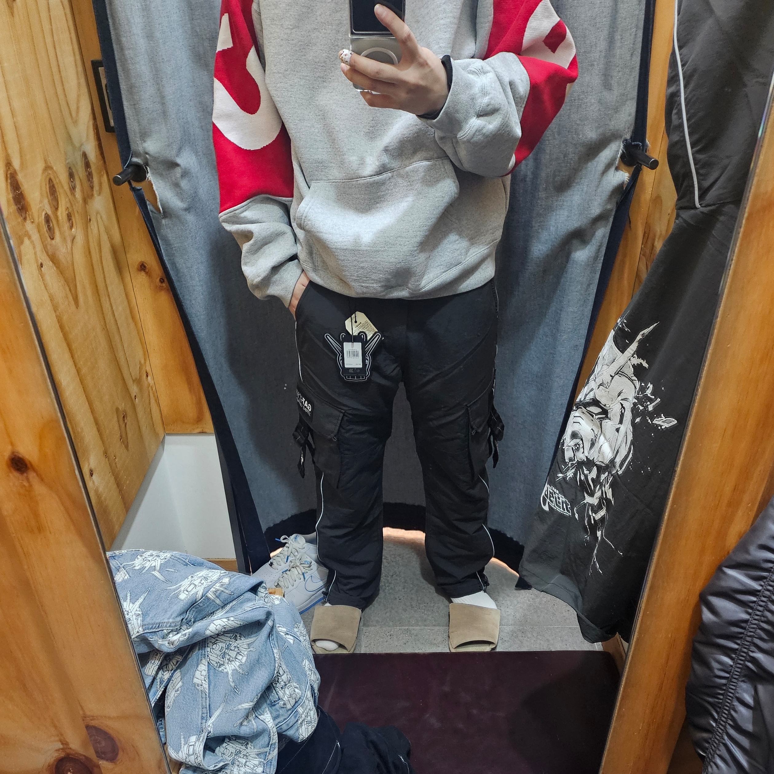 Supreme Big Logo Jacquard Hooded Sweatshirt Heather Grey - 23FW, Levi's x Gundam Seed Cargo Pants Black Strike Cargo 착용 스타일