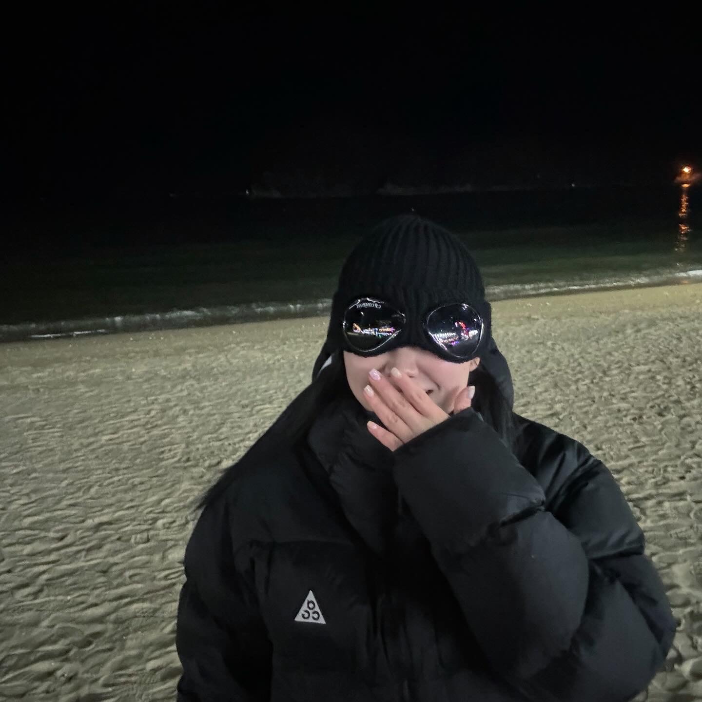 C.P. Company Extra Fine Merino Wool Goggle Beanie Black, Nike ACG Therma-Fit ADV Lunar Lake Puffer Jacket Black - Asia 착용 스타일