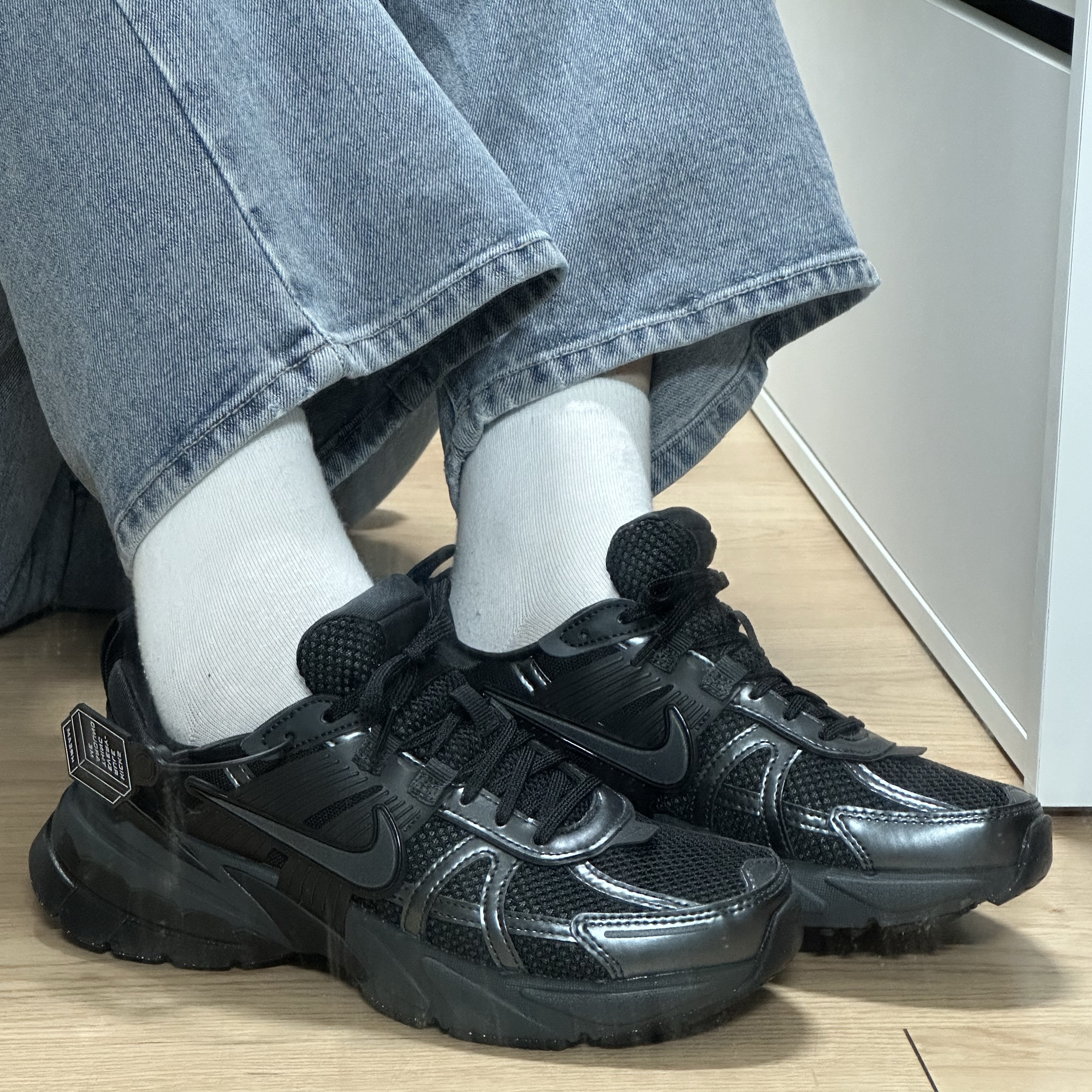 Nike V2K Run Black Anthracite 착용 스타일