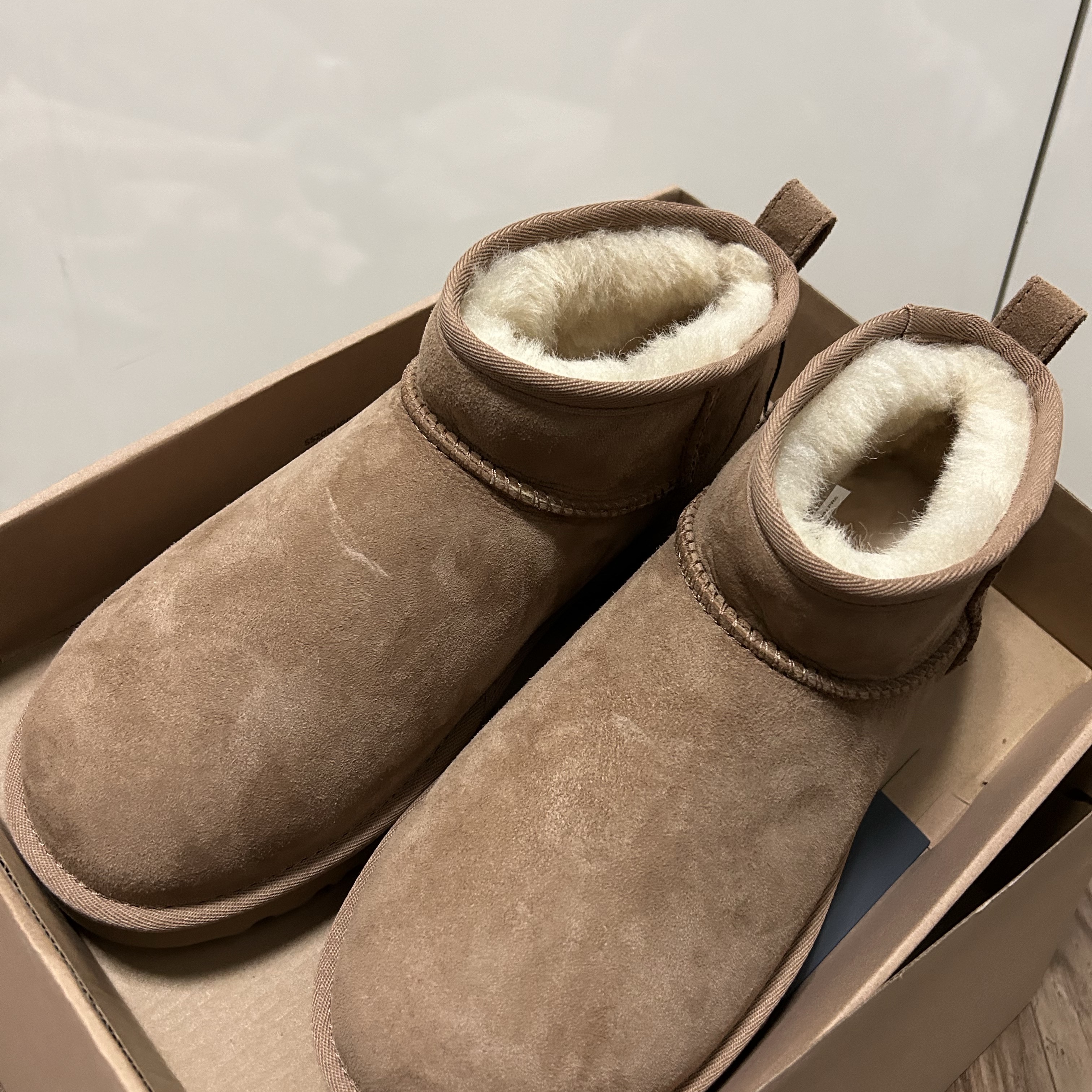 (W) UGG Classic Ultra Mini Boots Chestnut 착용 스타일