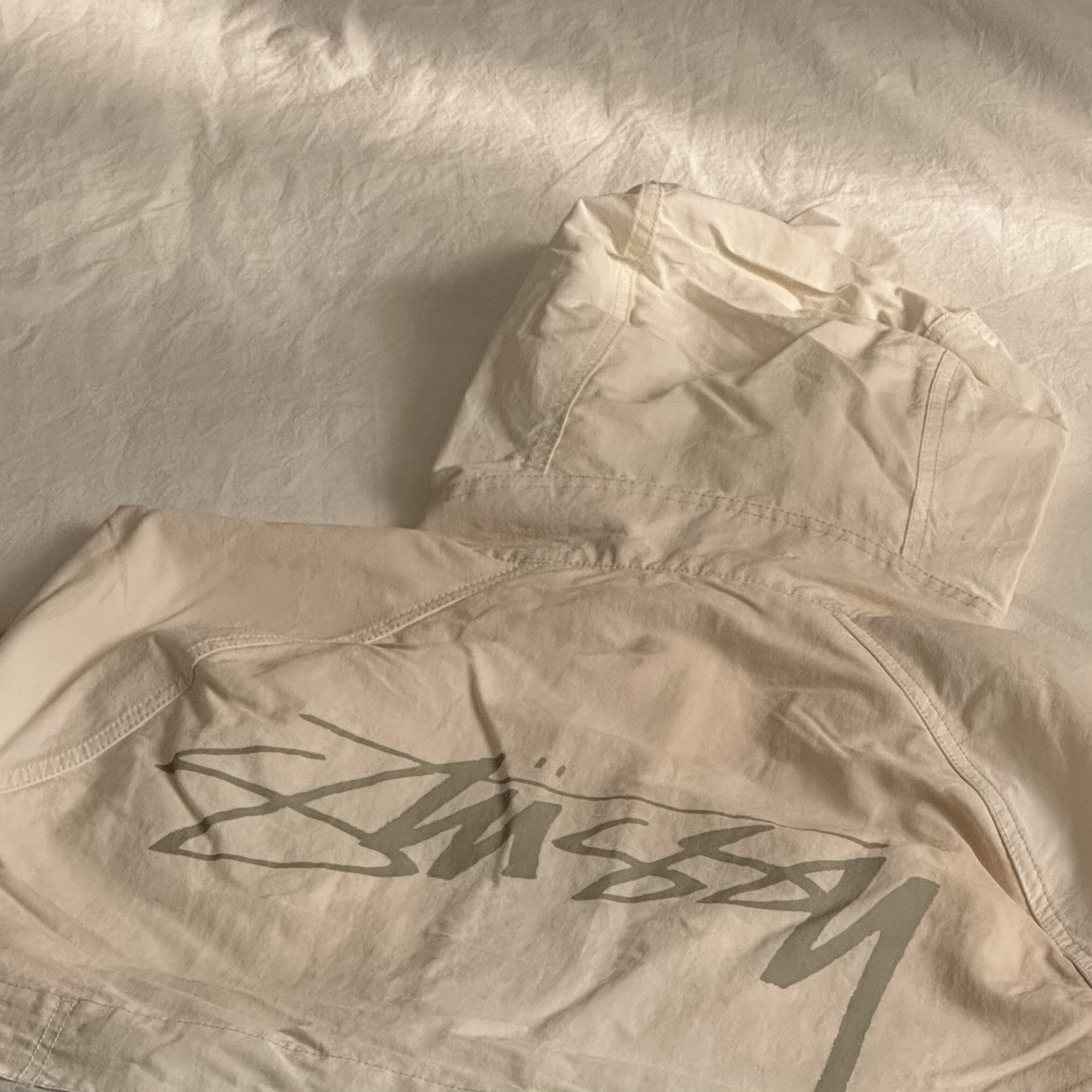 Stussy Wave Dye Beach Shell Jacket Bone 착용 스타일 - 2