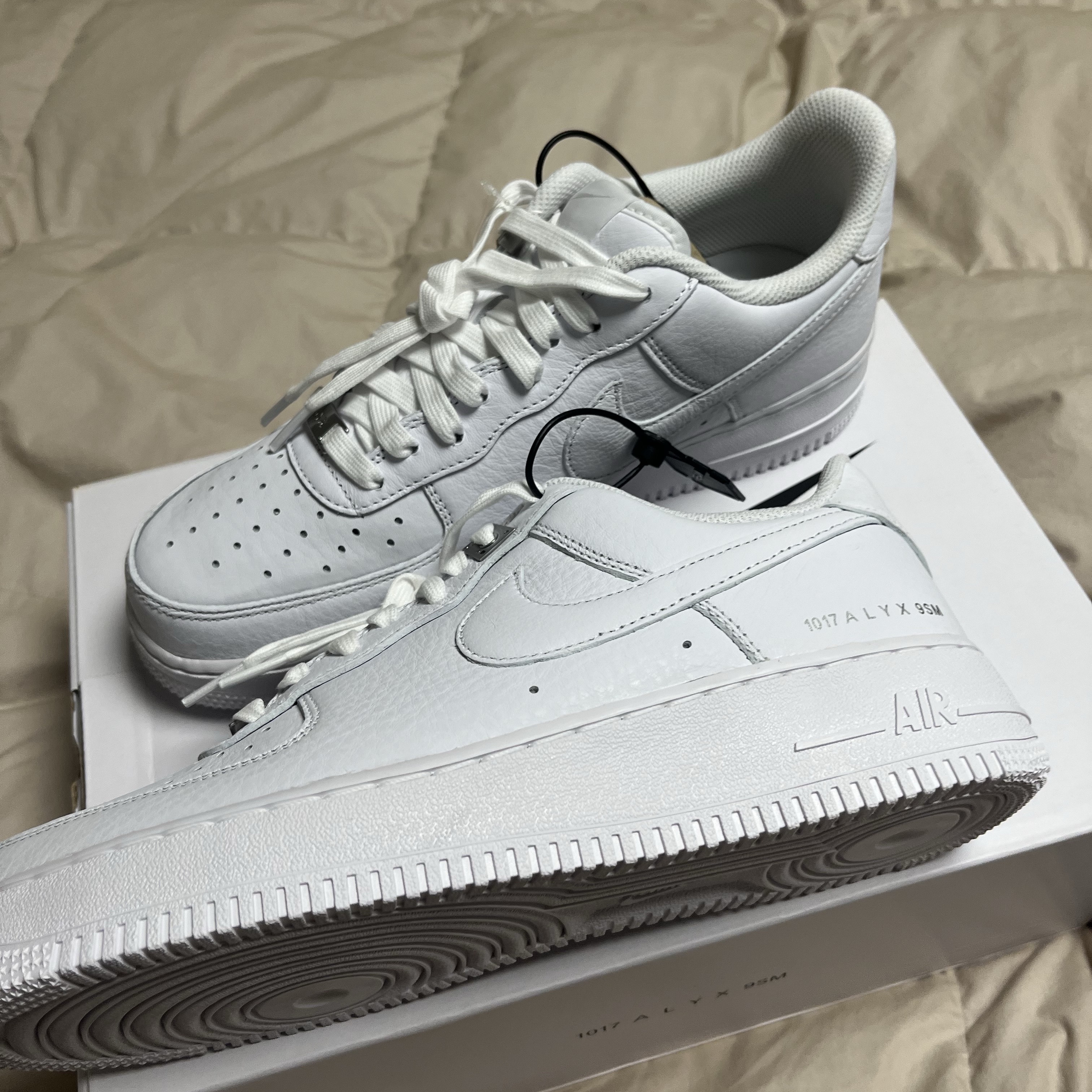 Nike x 1017 Alyx 9SM Air Force 1 Low SP White, Balenciaga Paris All Oversized Bomber Dark Beige 착용 스타일 - 2