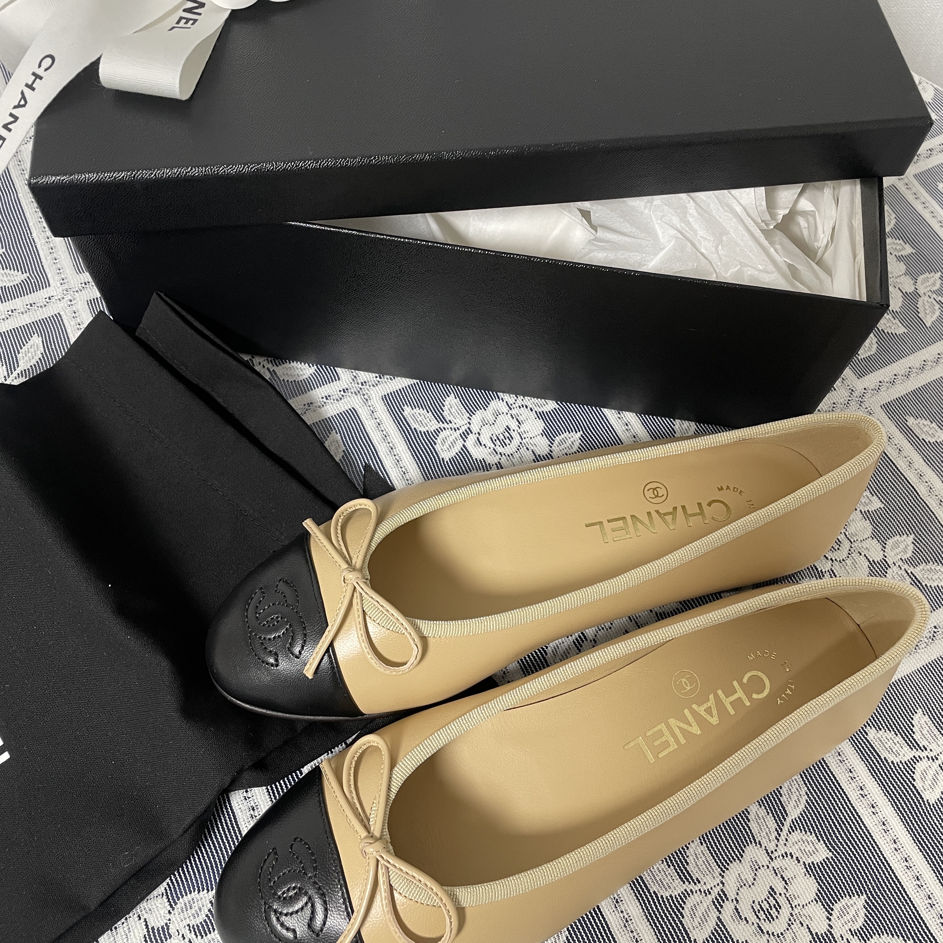 (W) Chanel Ballerina Flat Lambskin & Beige Black 착용 스타일