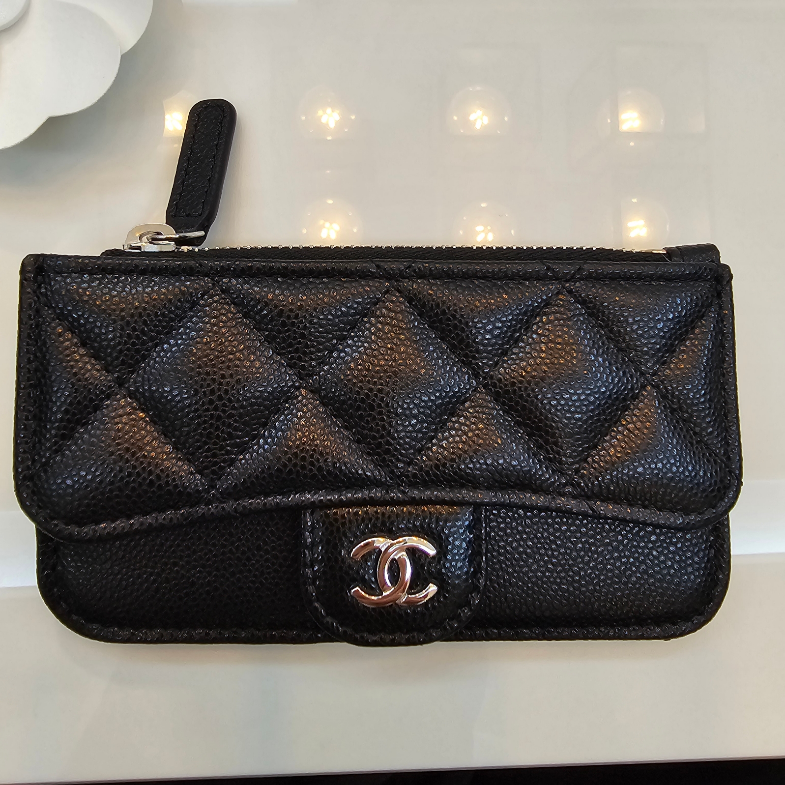 Chanel Classic Zipped Card Holder Shiny Grained Calfskin & Silver Black 착용 스타일 - 1