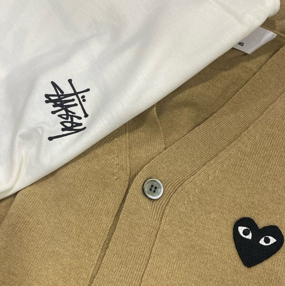 Play Comme des Garcons Black Heart Knit Cardigan Beige, Stussy Basic Stussy T-Shirt White 2023 착용 스타일