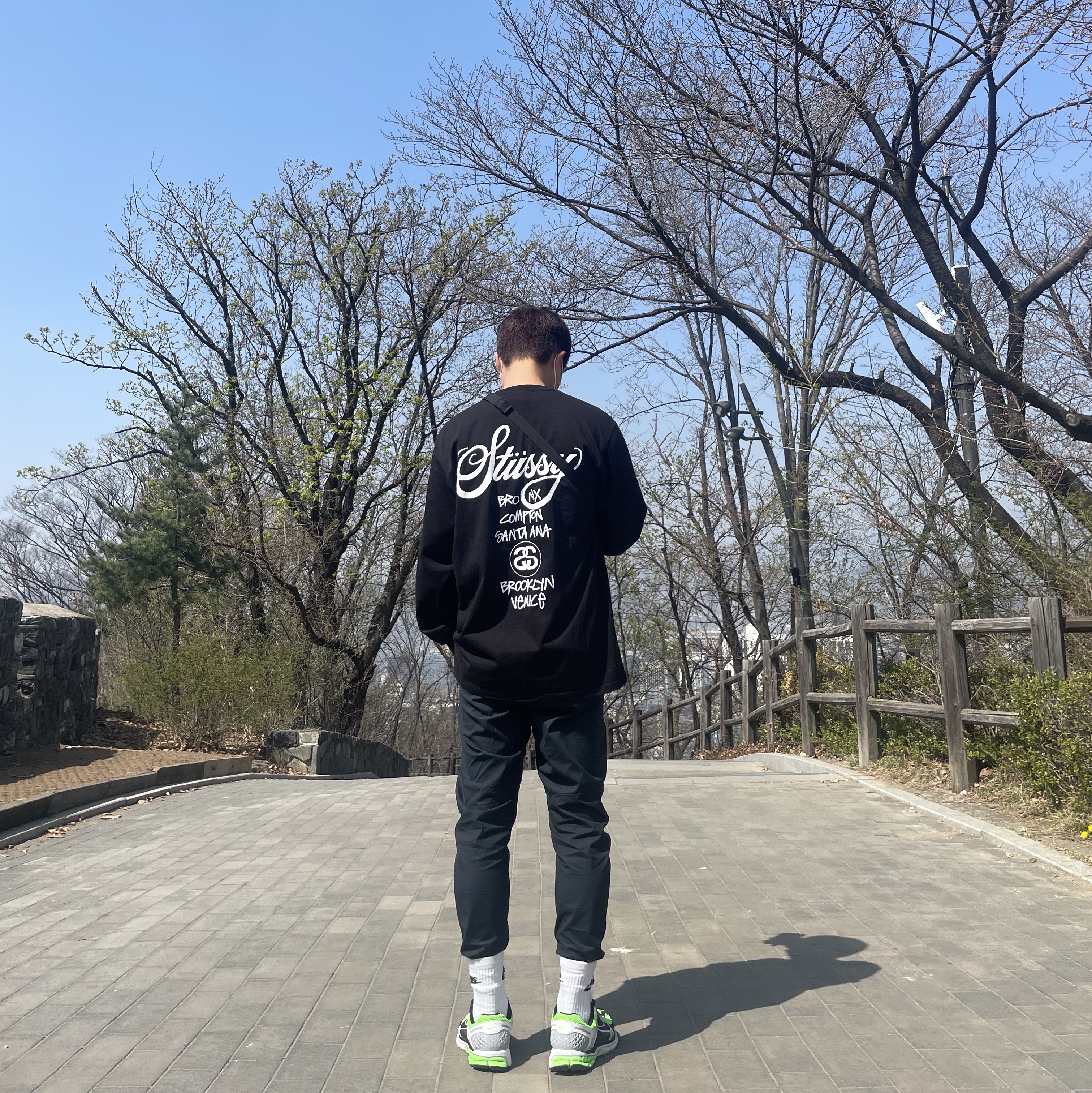 Stussy World Tour LS T-Shirt Black 2023, Arc'teryx Mantis 1 Waistpack Black 착용 스타일