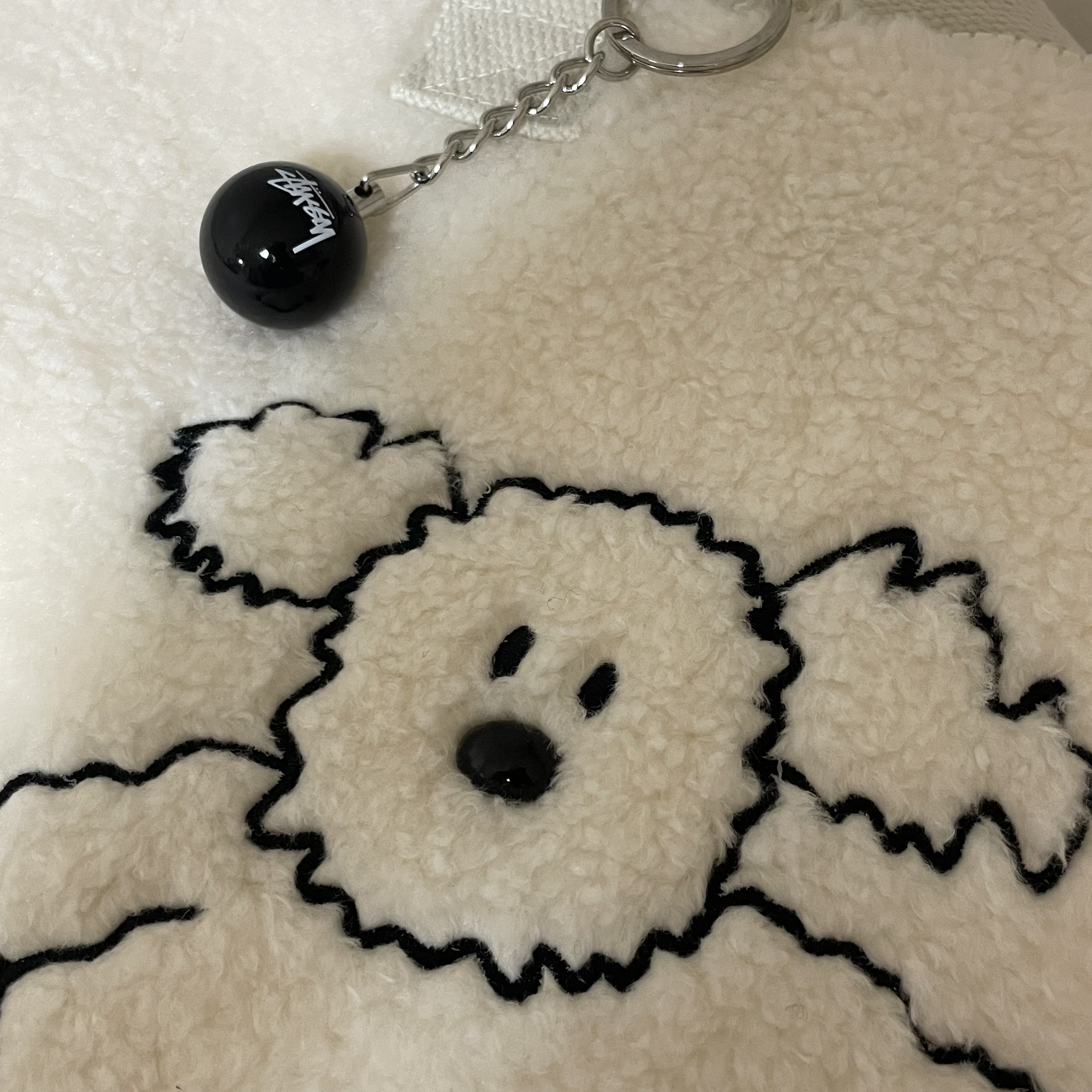 Stussy 8 Ball Keychain Black 착용 스타일
