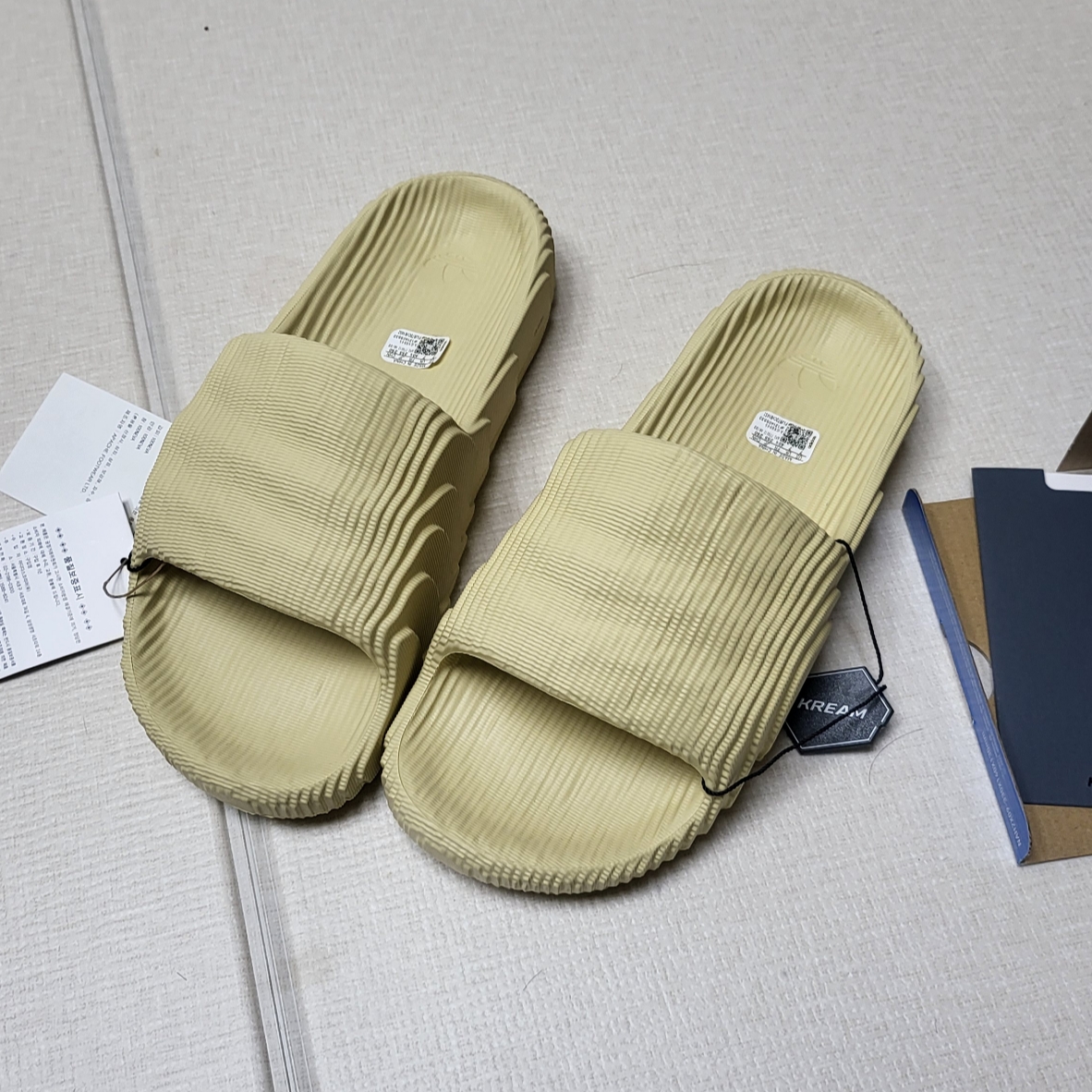 Adidas Adilette 22 Desert Sand 착용 스타일 - 3