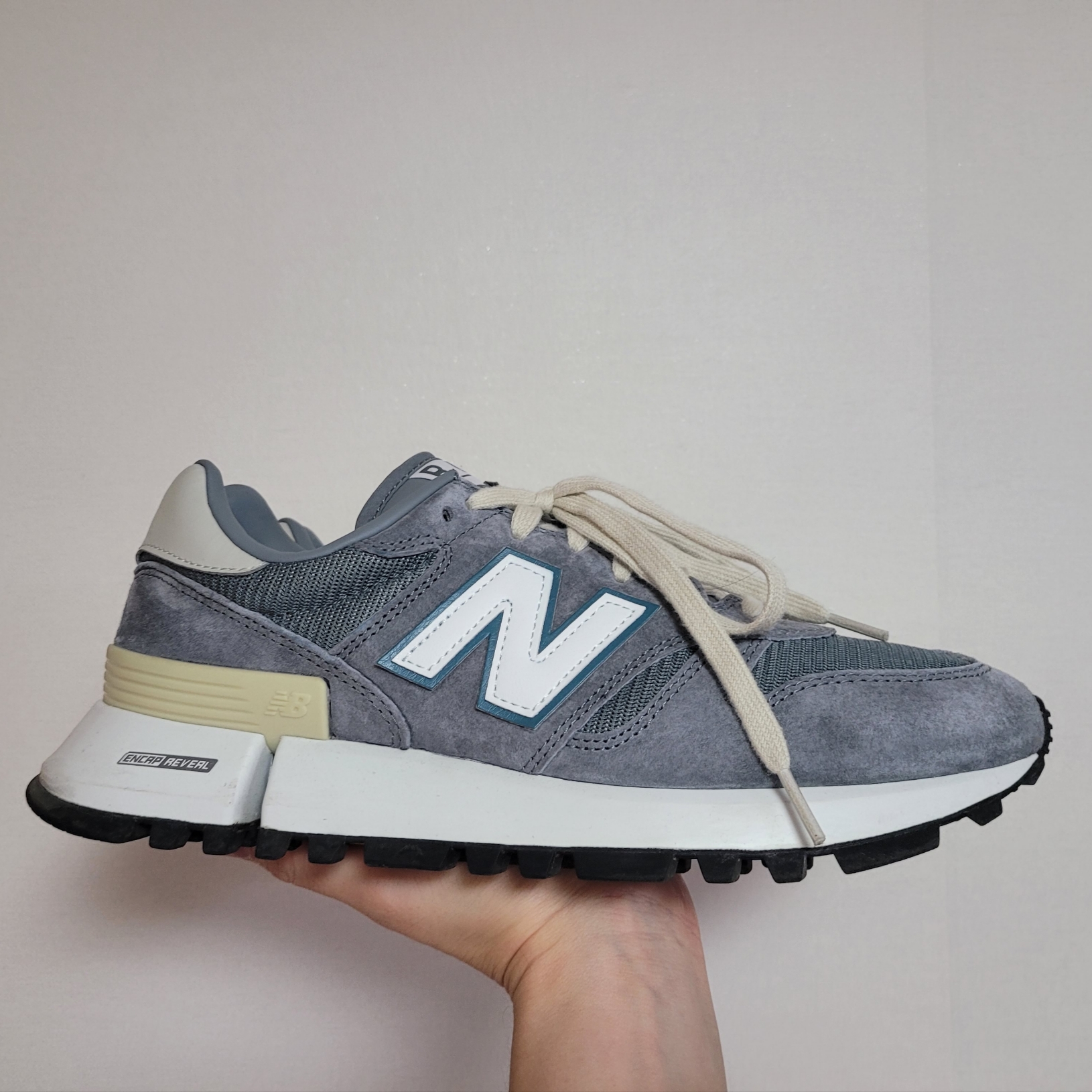 New Balance x Tokyo Design Studio R_C 1300 Grey Teal 착용 스타일 - 1