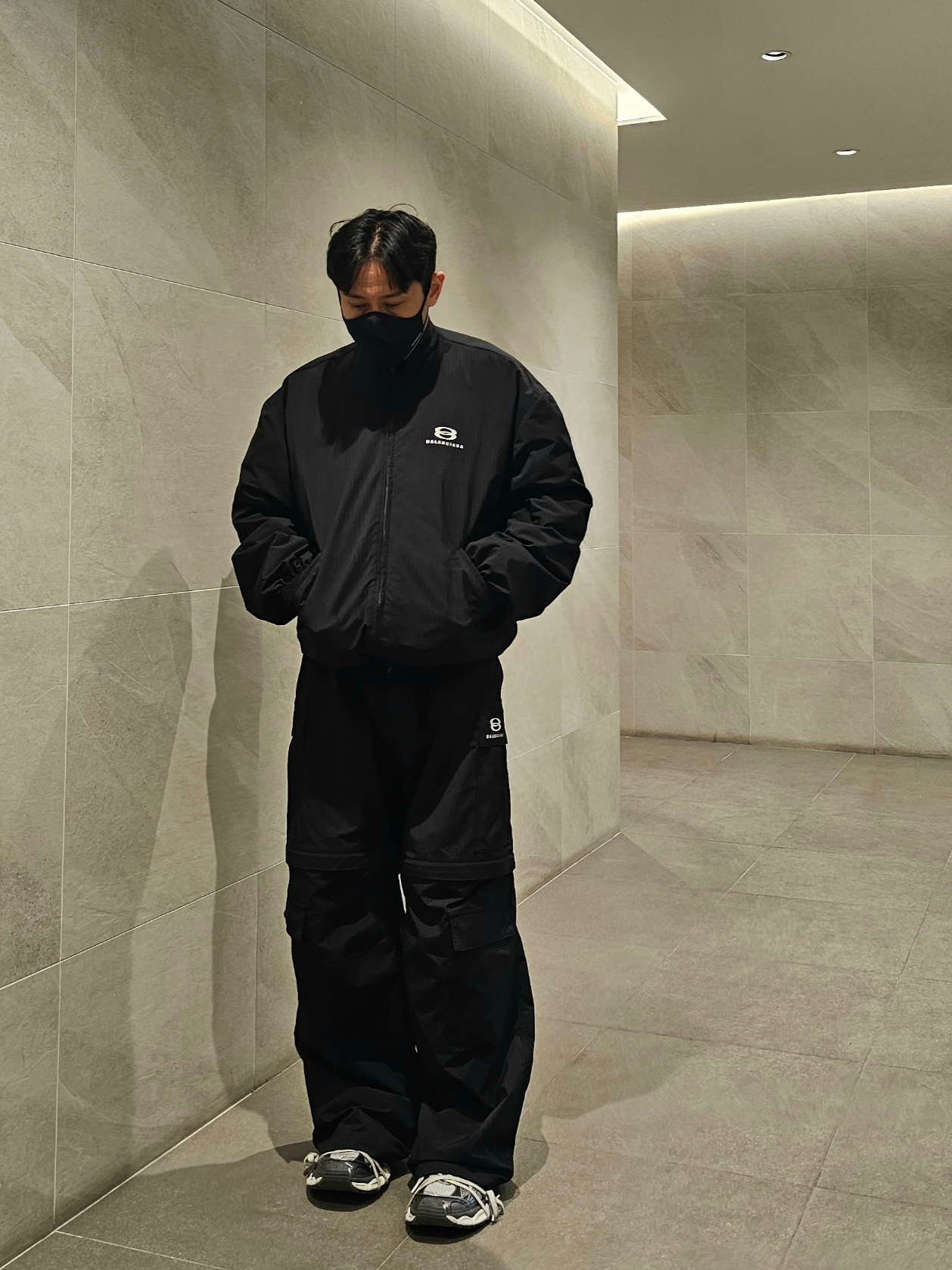Balenciaga Unity Sports Icon Cargo Pants Black, Balenciaga Unity Sports Icon Cocoon Kick Windbreaker in Black 착용 스타일 - 2