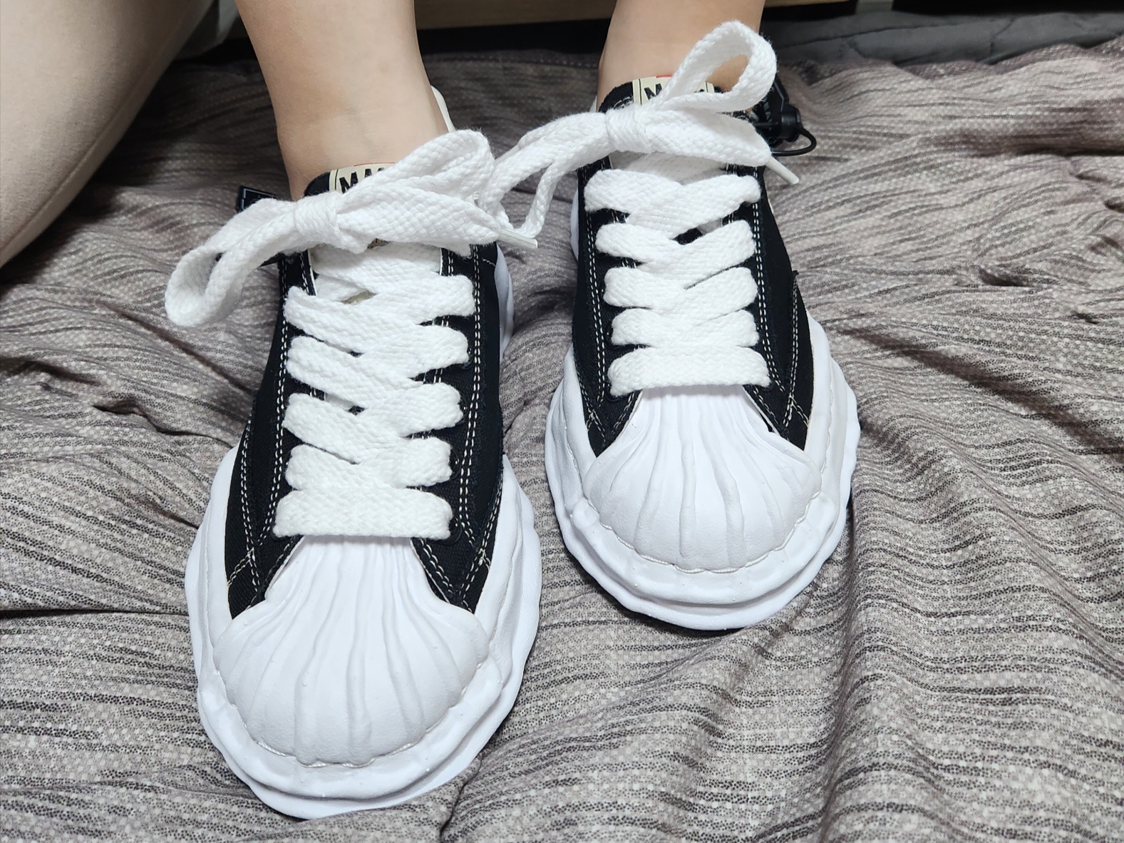 Maison Mihara Yasuhiro Blakey OG Sole Canvas Low-top Sneakers Black White 착용 스타일 - 1
