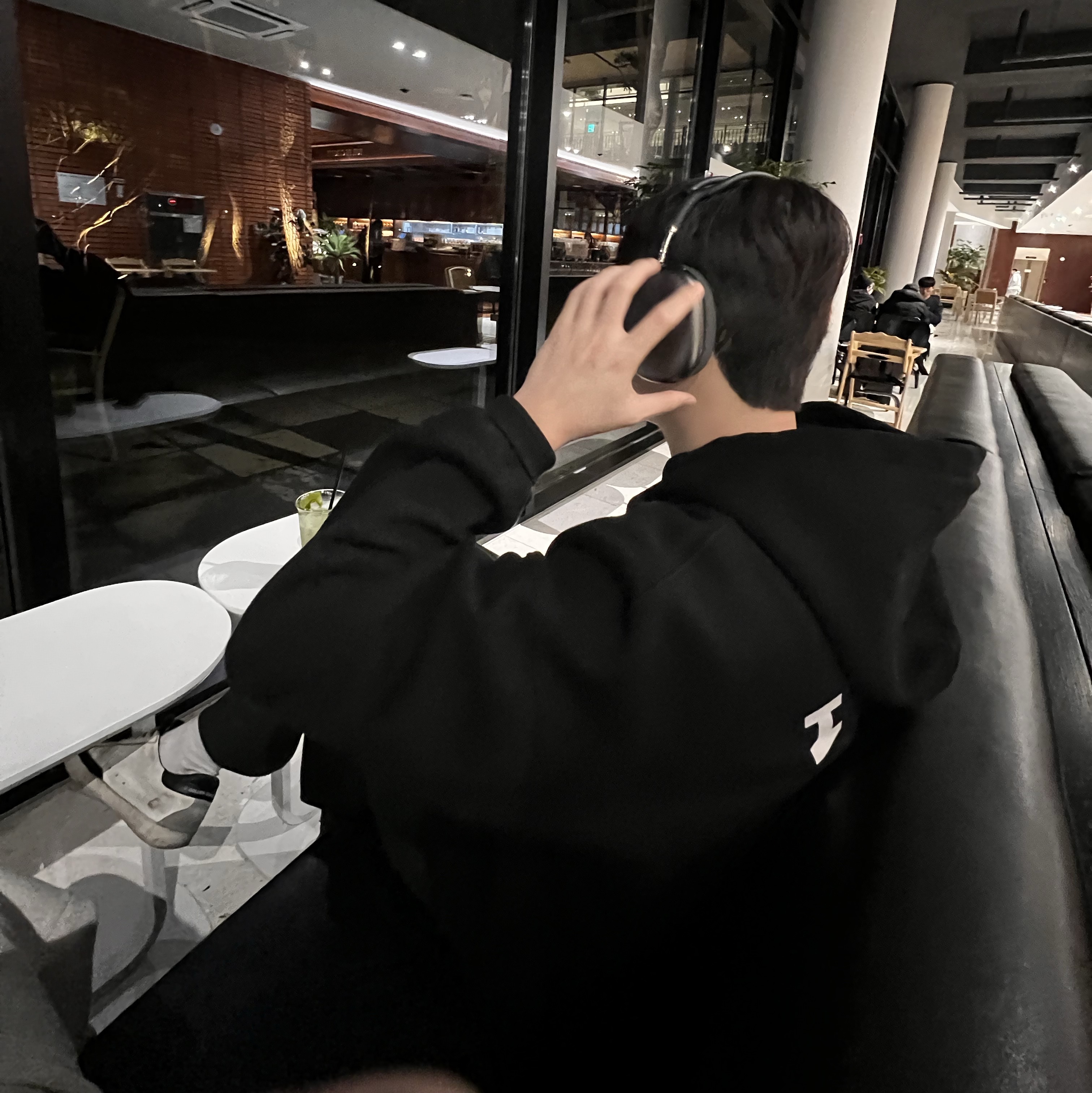Apple AirPods Max Lightning Space Gray (Korean Ver.), IAB Studio Hoodie Black White 착용 스타일