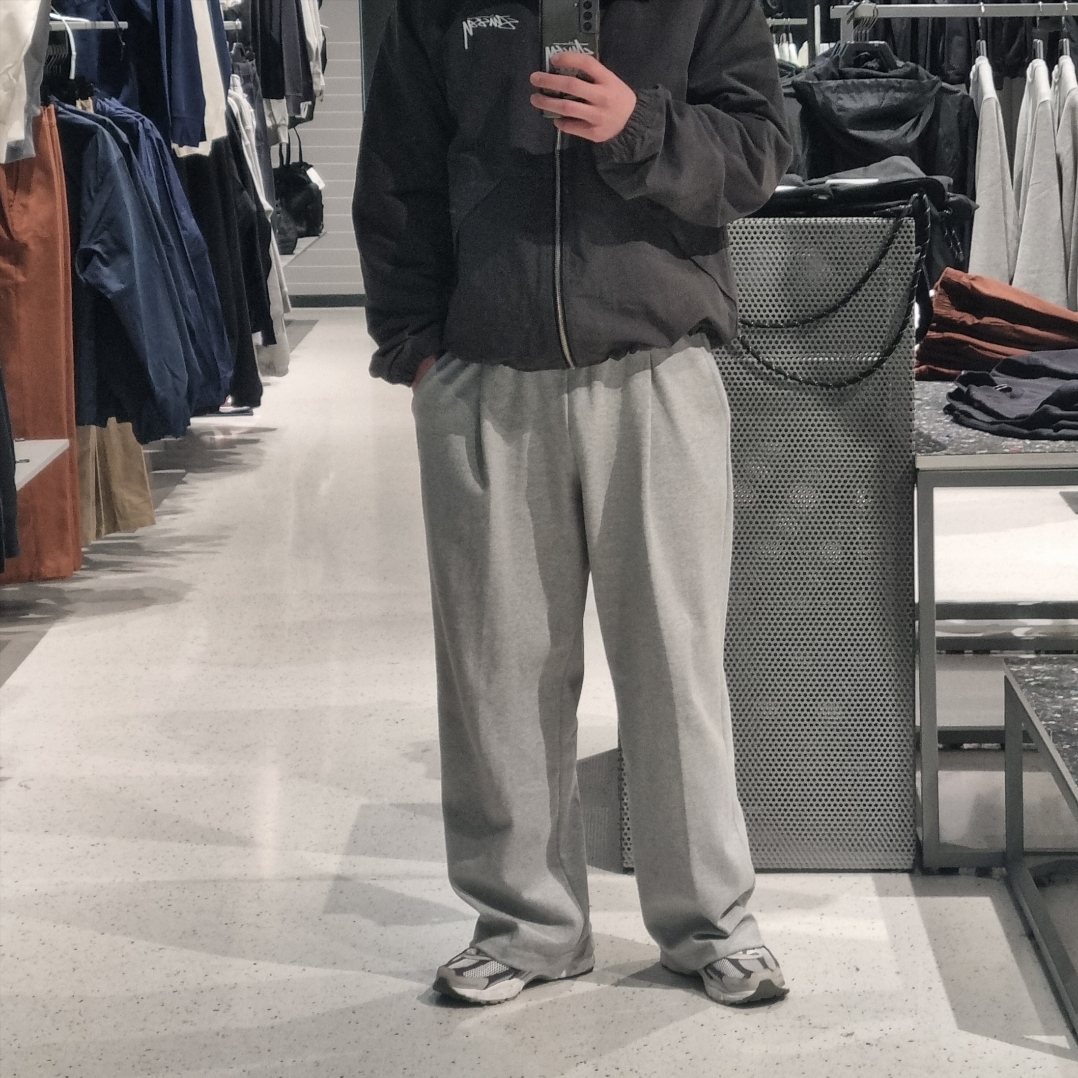 Stussy Wave Dye Beach Shell Jacket Black, Nike Zoom Vomero 5 PRM Light Iron Ore and Flat Fewter 착용 스타일