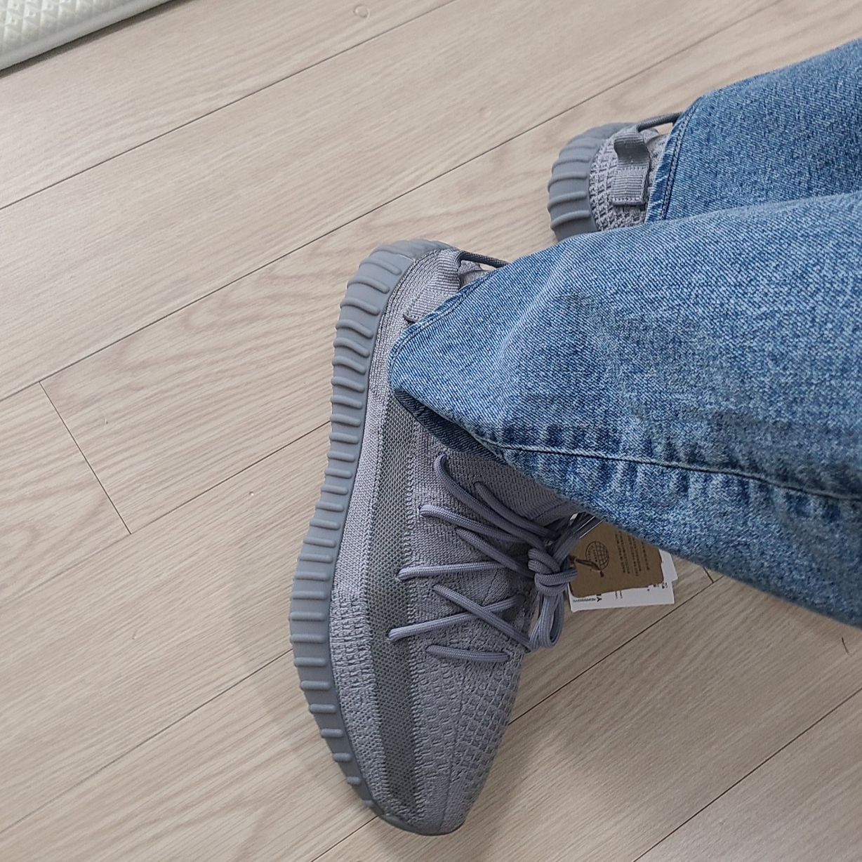 Adidas Yeezy Boost 350 V2 Steel Grey 착용 스타일 - 2