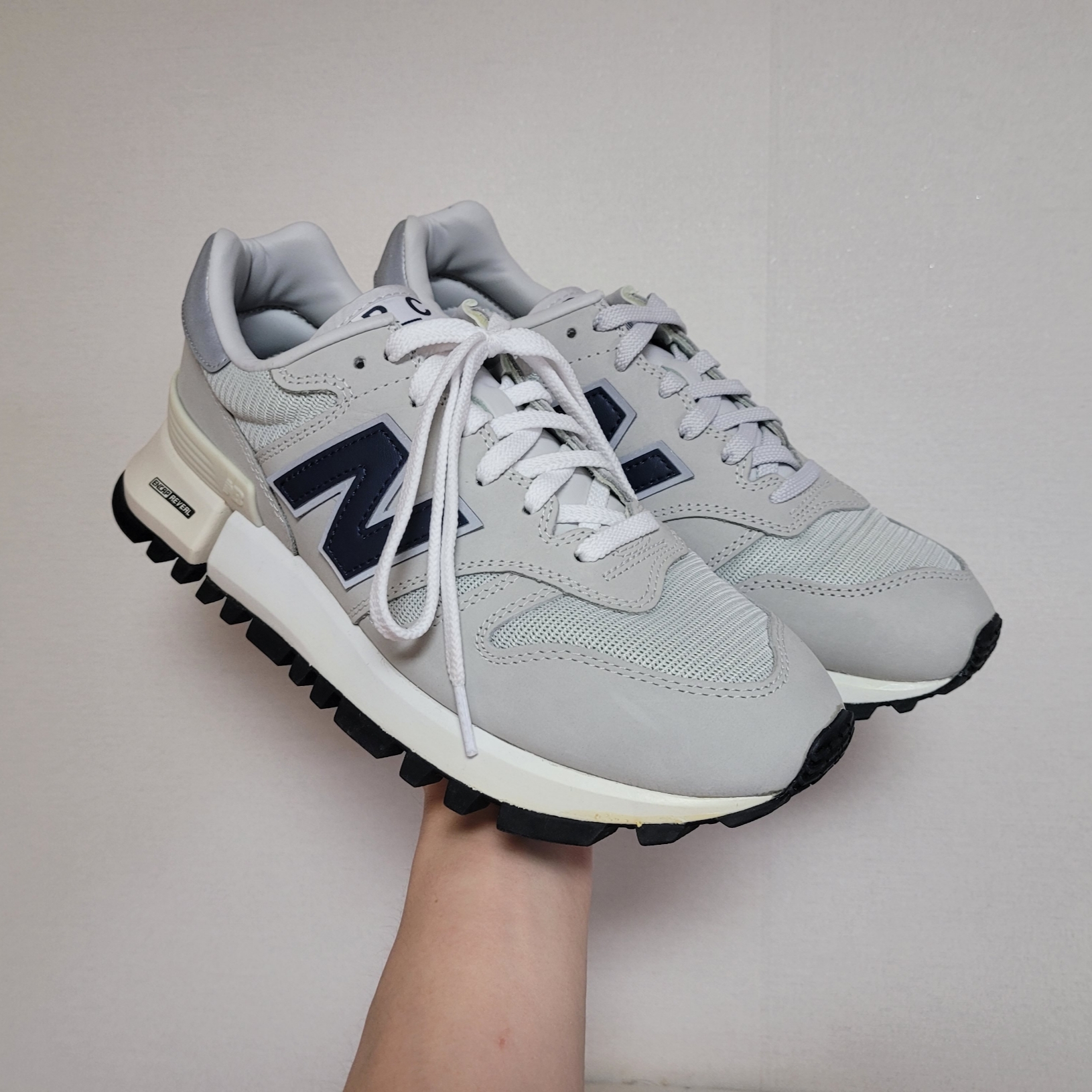 New Balance x Tokyo Design Studio R_C 1300 Summer Fog 착용 스타일 - 2