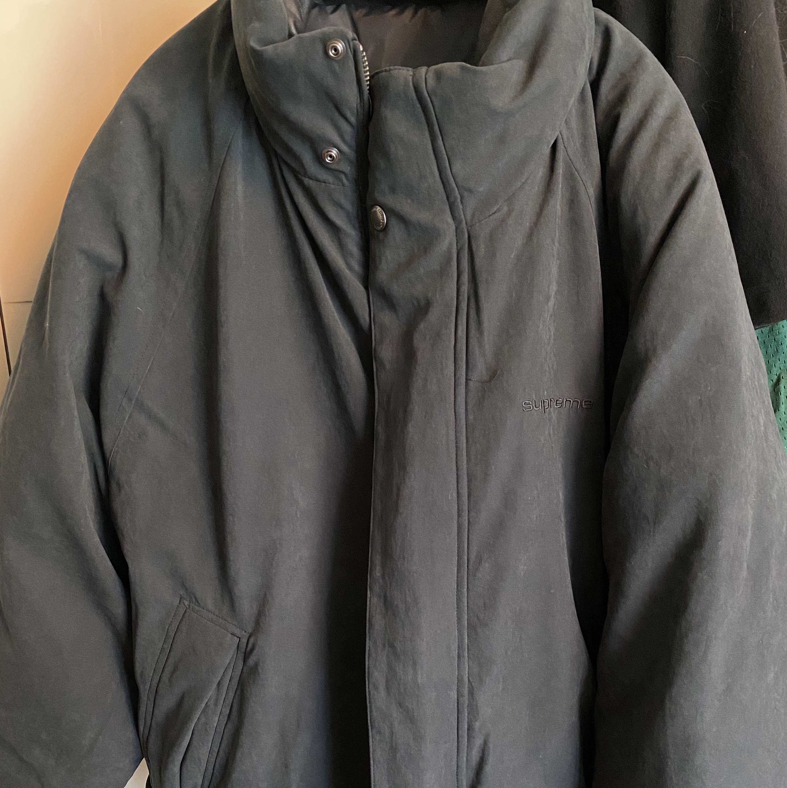 Supreme Reversible Down Puffer Jacket Black - 24SS 착용 스타일 - 2