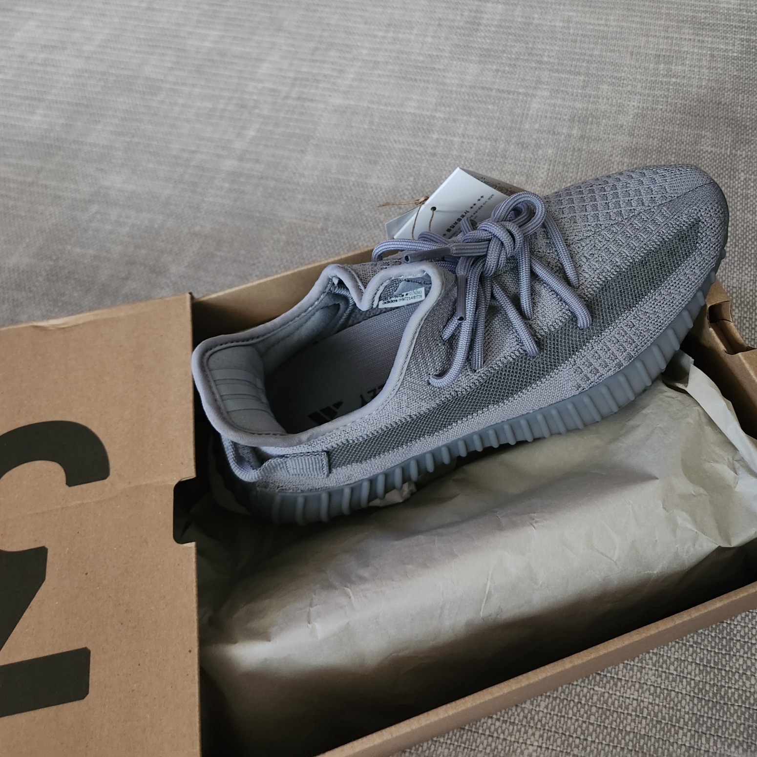 Adidas Yeezy Boost 350 V2 Steel Grey 착용 스타일