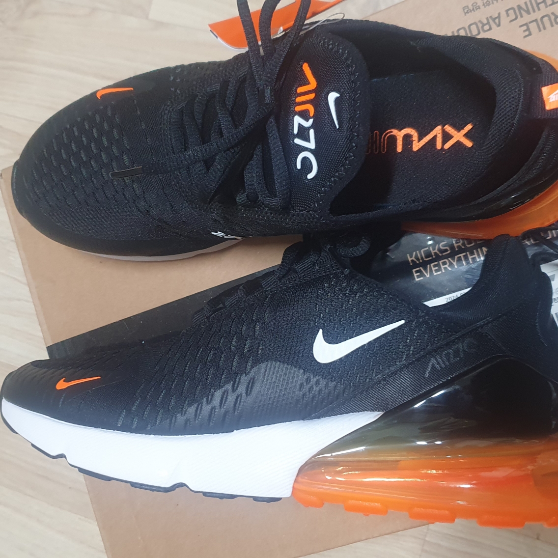 Nike Air Max 270 Black White Total Orange 착용 스타일