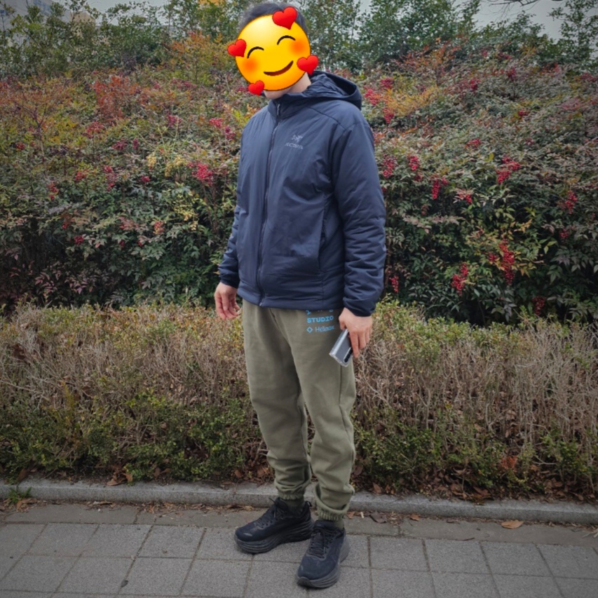 Arc'teryx Squamish Hoody Black, IAB Studio x Helinox Sweatpants Leaf Green 착용 스타일
