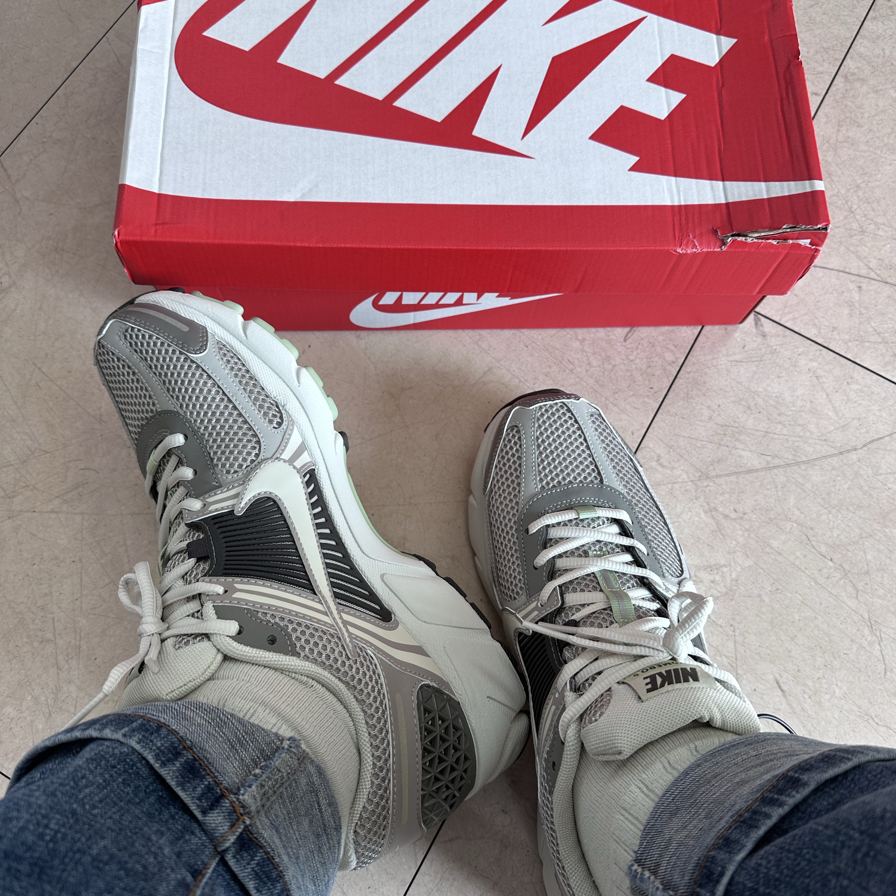 (W) Nike Zoom Vomero 5 Cobblestone and Flat Pewter 착용 스타일