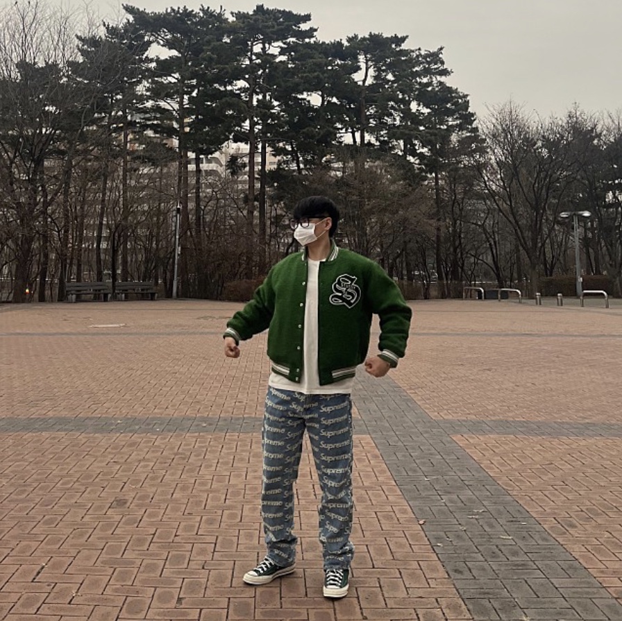 Stussy Casentino Wool Varsity Jacket Green, Supreme Frayed Logos Regular Jean Blue - 21SS 착용 스타일