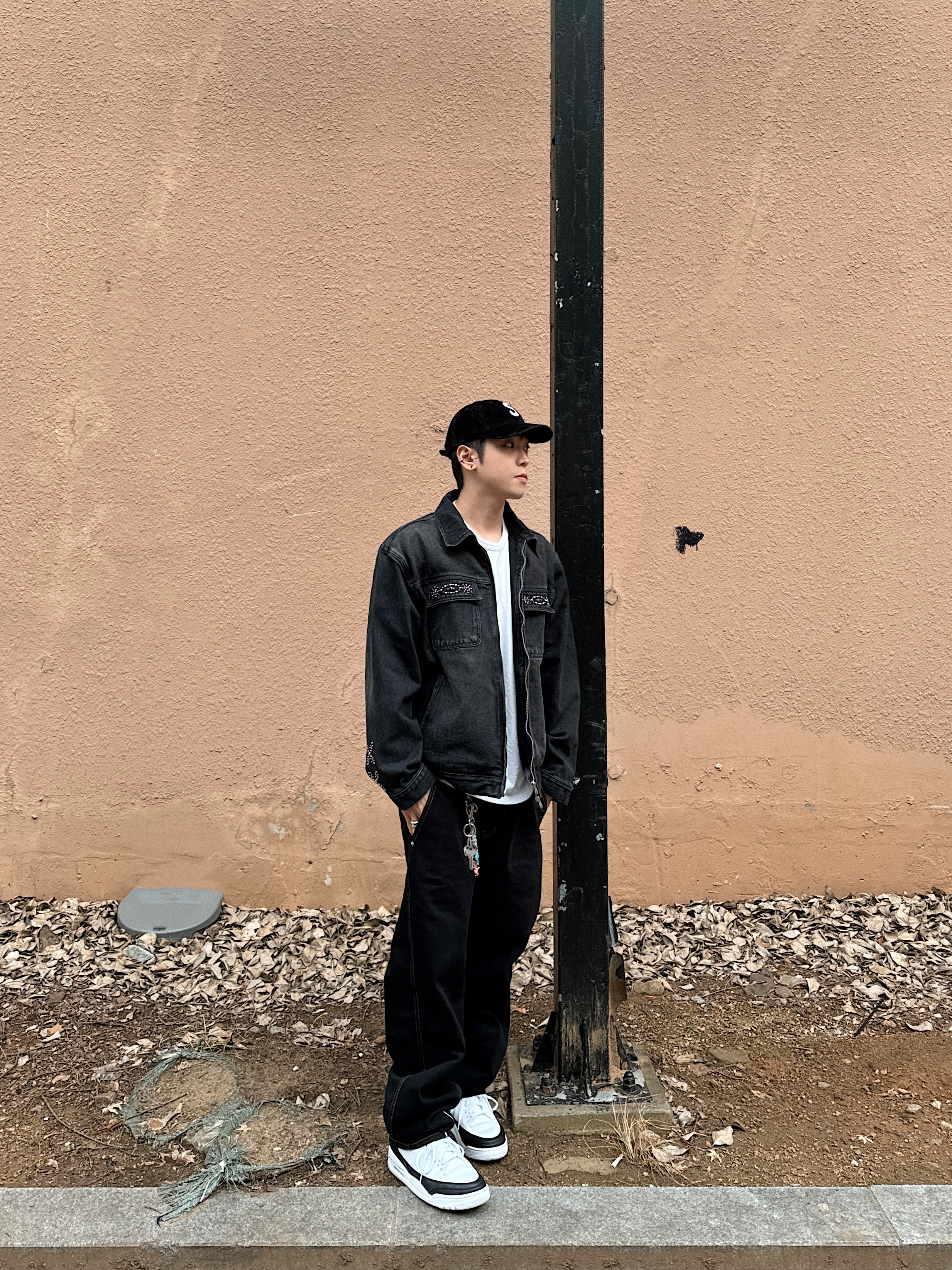 Supreme Corduroy S Logo 6-Panel Black - 23FW, Jordan 3 x Fragment Retro SP White Black 착용 스타일 - 1