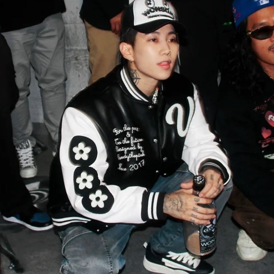 Vandy The Pink Won & Only Varsity Jacket 착용 스타일 - 2