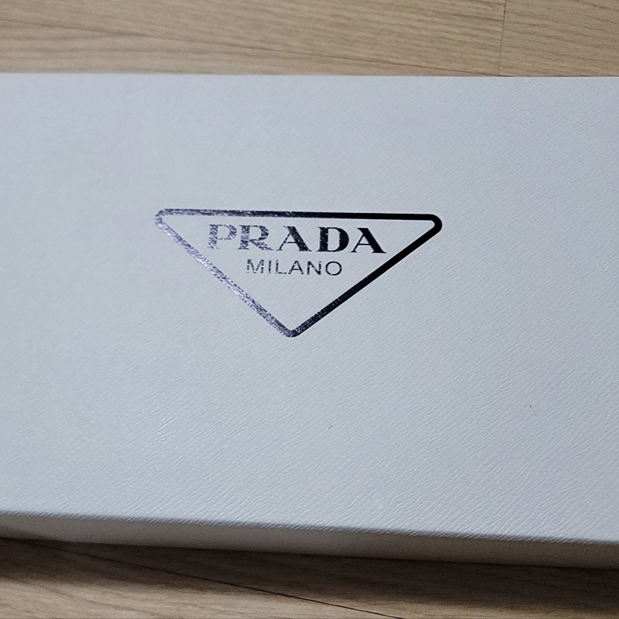Prada Mellow Rubber Mules Black 착용 스타일 - 1