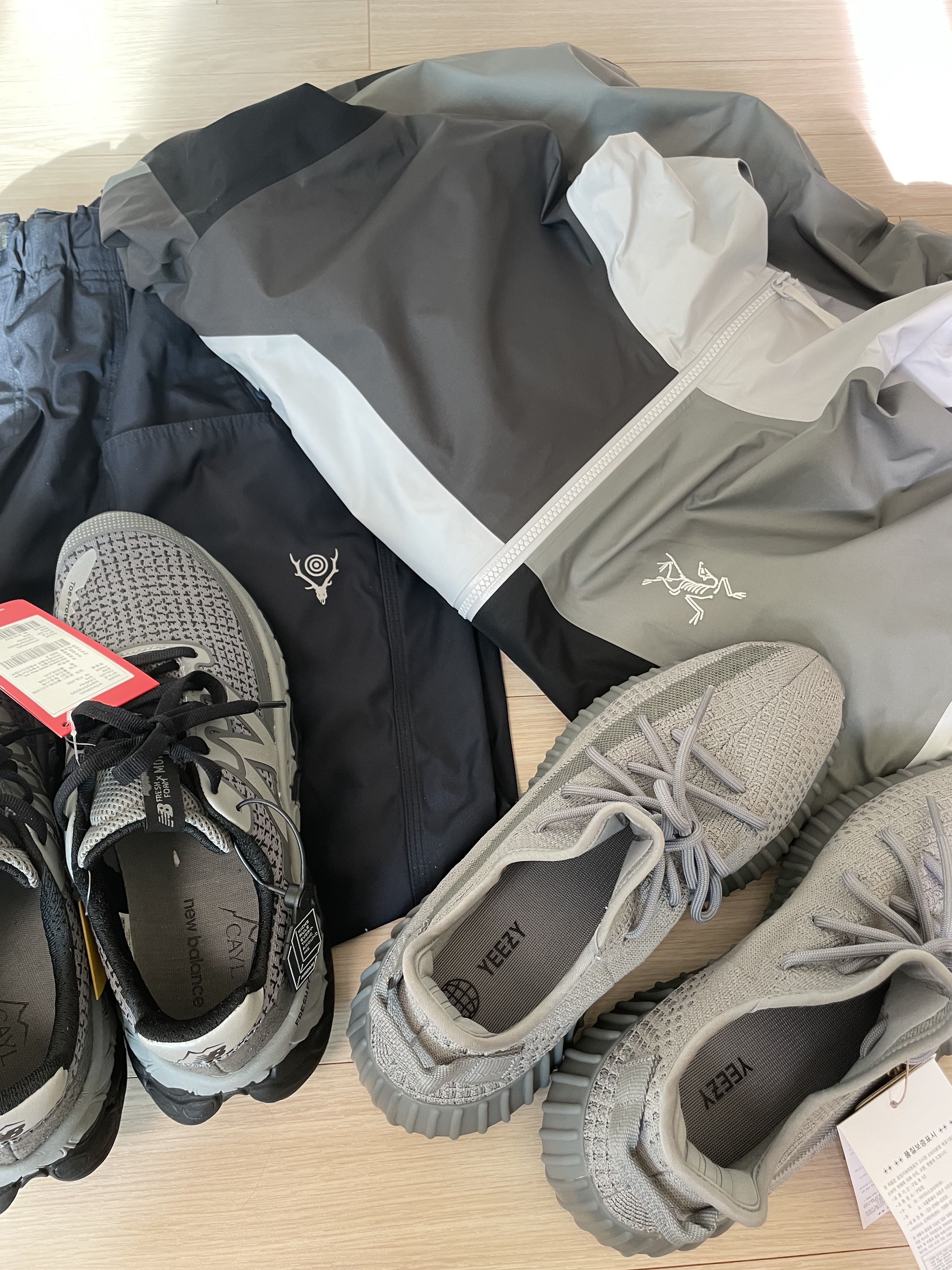 New Balance x Cayl Fresh Foam X More Trail v3 Shadow Grey, Arc'teryx x Beams Beta Jacket Tranquil 착용 스타일