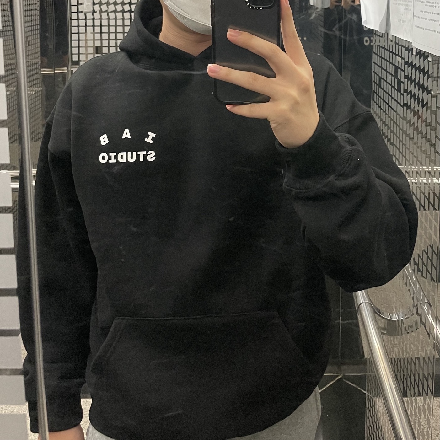 IAB Studio Hoodie Black White 착용 스타일