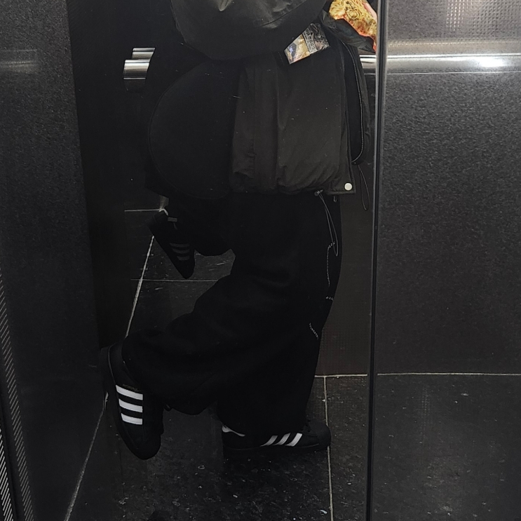 (J) Adidas Superstar Black White 착용 스타일