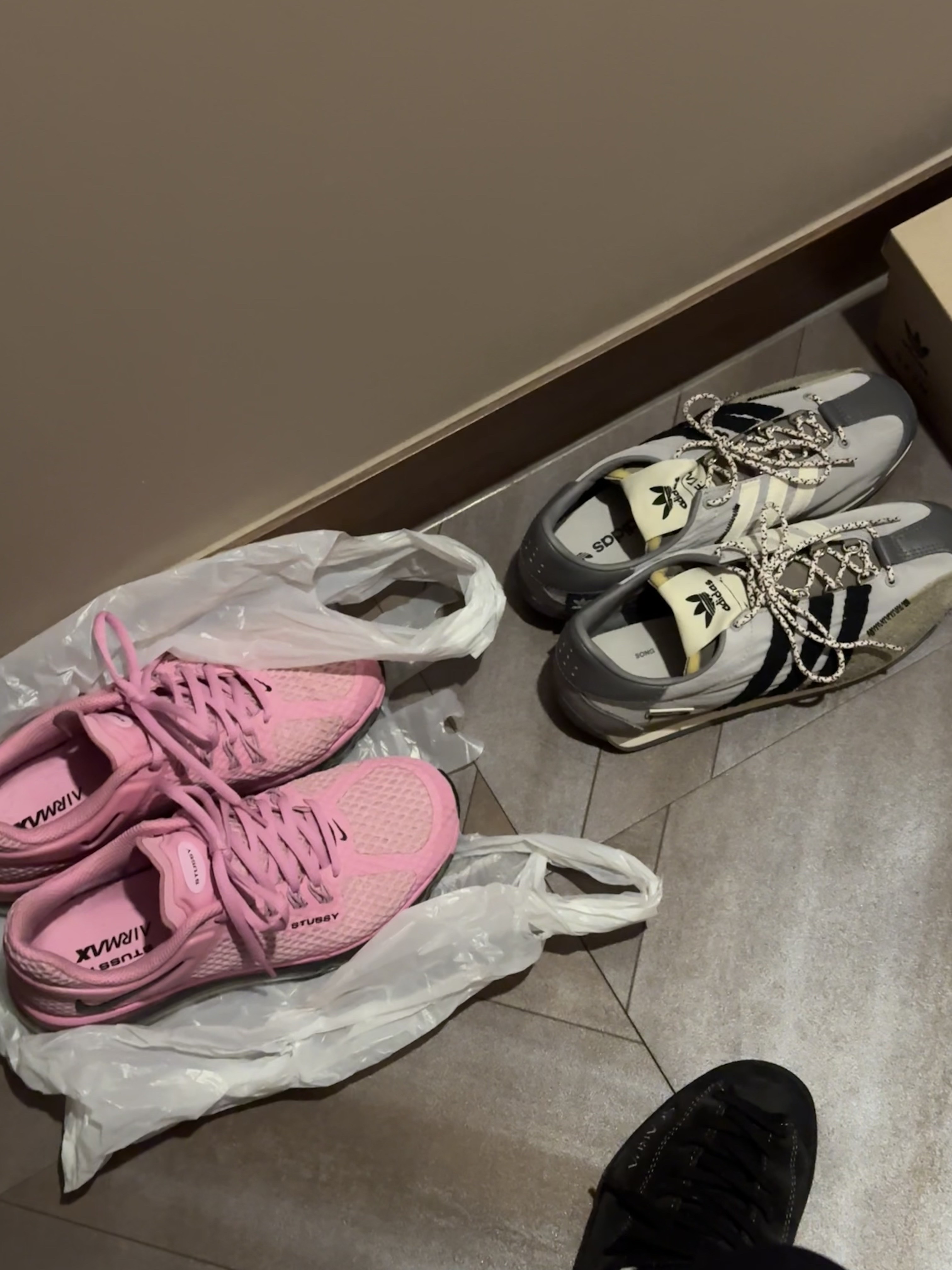 Nike x Stussy Air Max 2013 Psychic Pink, Adidas x Song for the Mute Country OG Grey Two Core Black 착용 스타일