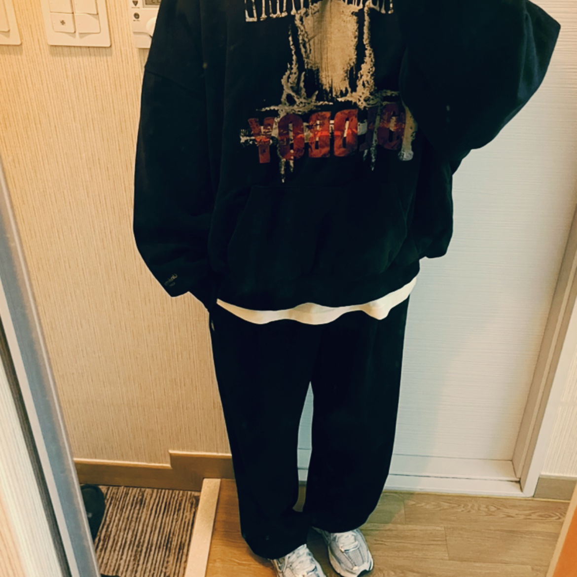 (W) Nike Zoom Vomero 5 Photon Dust and Metallic Silver 착용 스타일