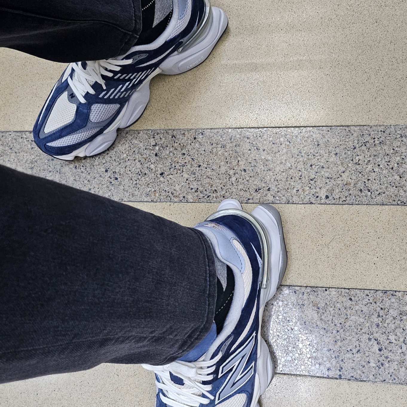New Balance 9060 Natural Indigo 착용 스타일 - 1