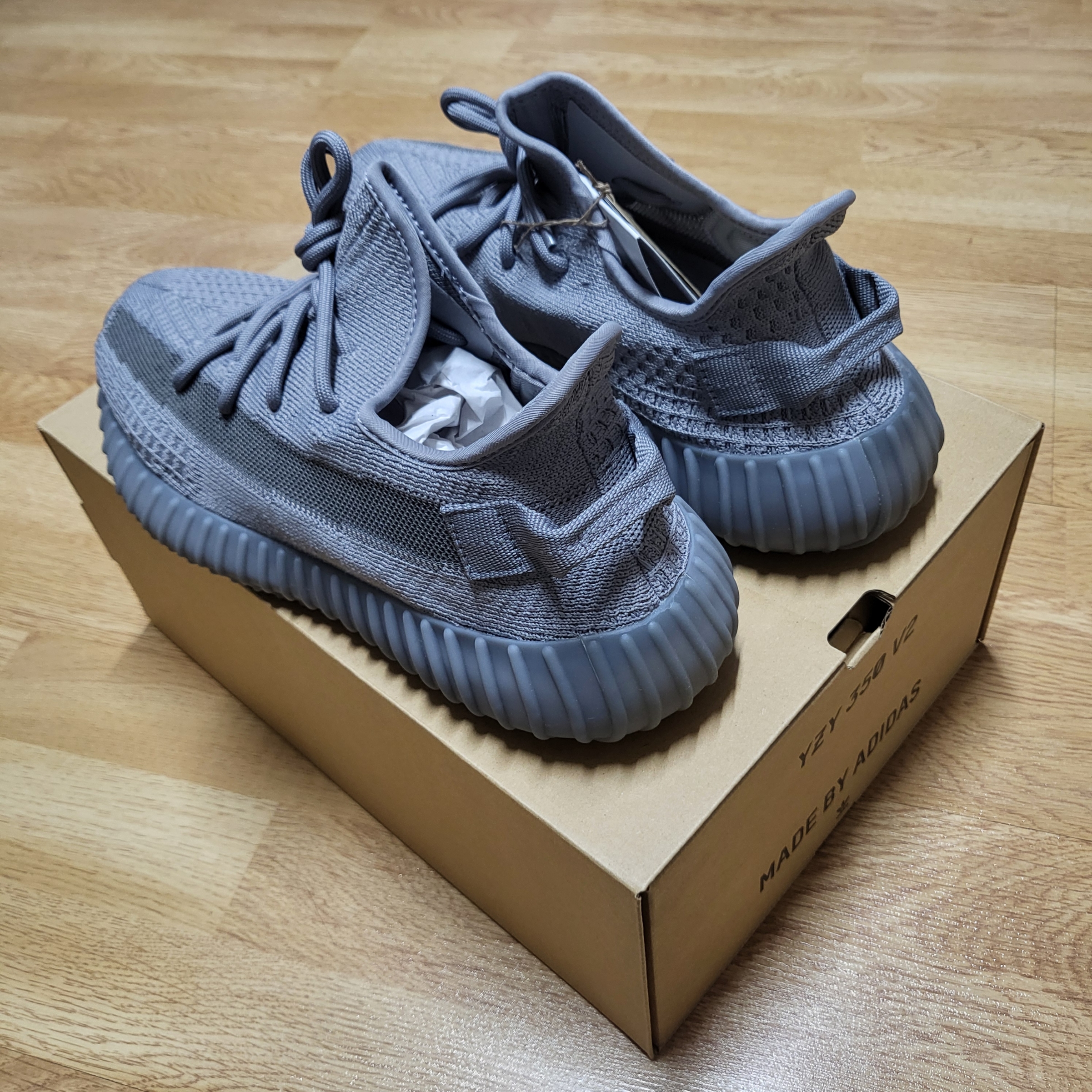 Adidas Yeezy Boost 350 V2 Steel Grey 착용 스타일 - 3