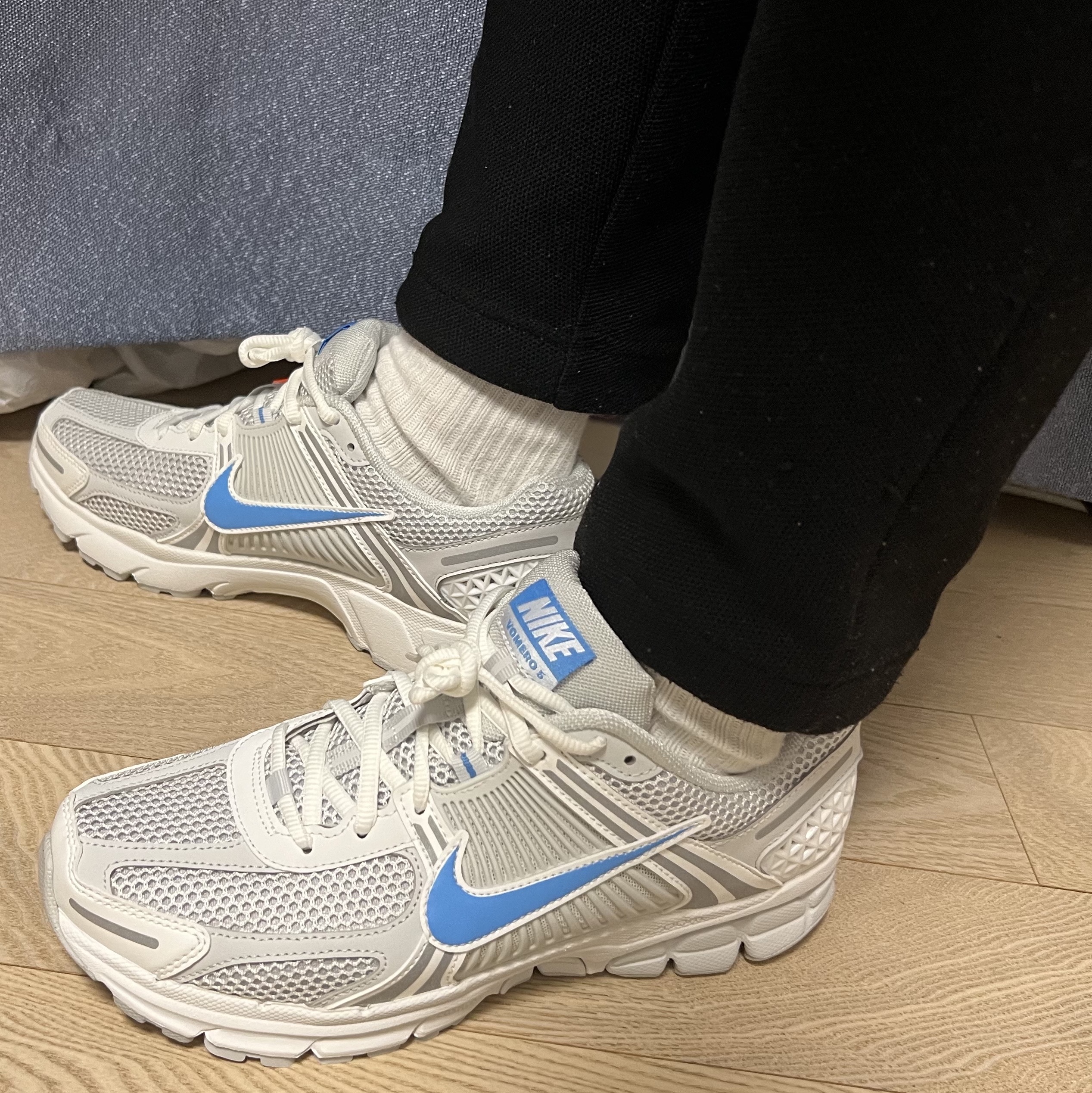 Nike Zoom Vomero 5 Photon Dust and University Blue 착용 스타일