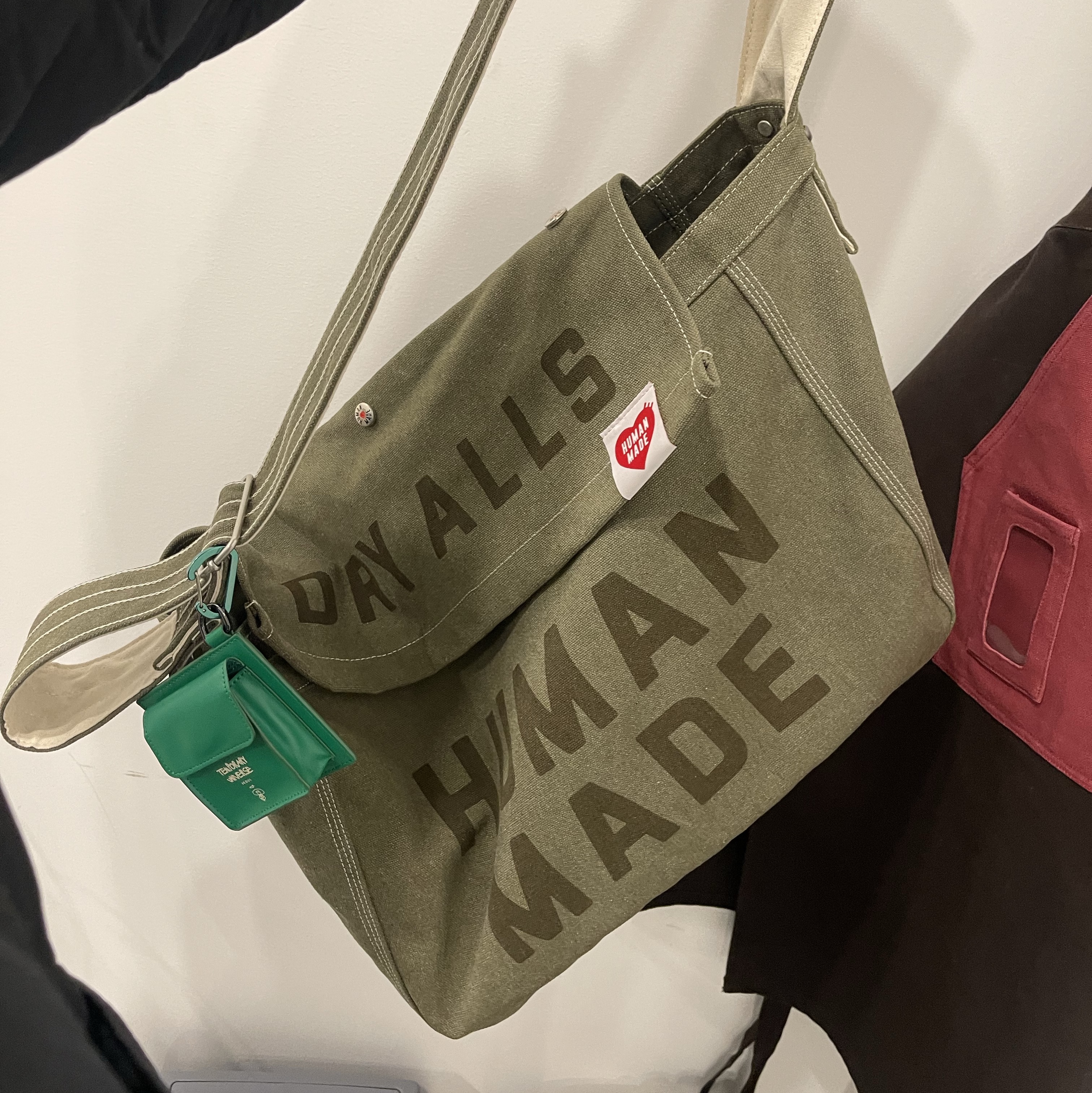 Human Made Mail Bag Olive Drab 착용 스타일