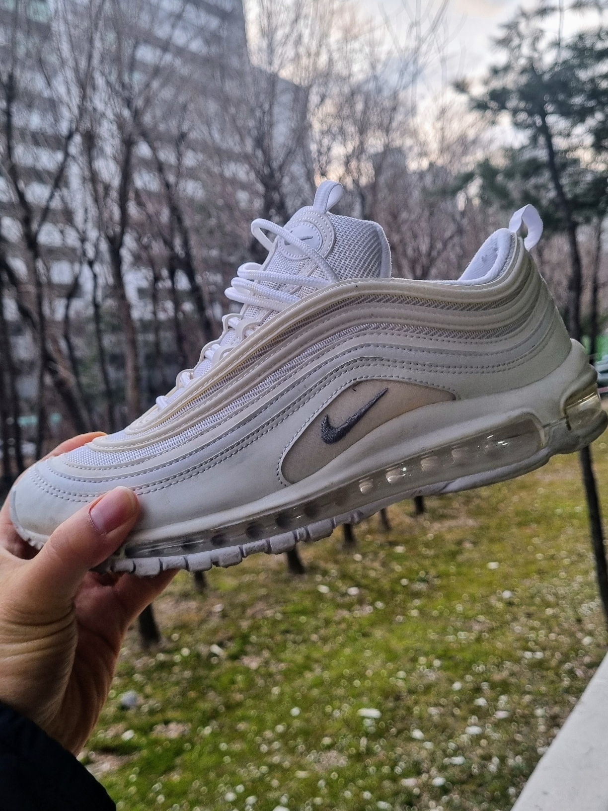 Nike Air Max 97 Triple White Wolf Grey 착용 스타일