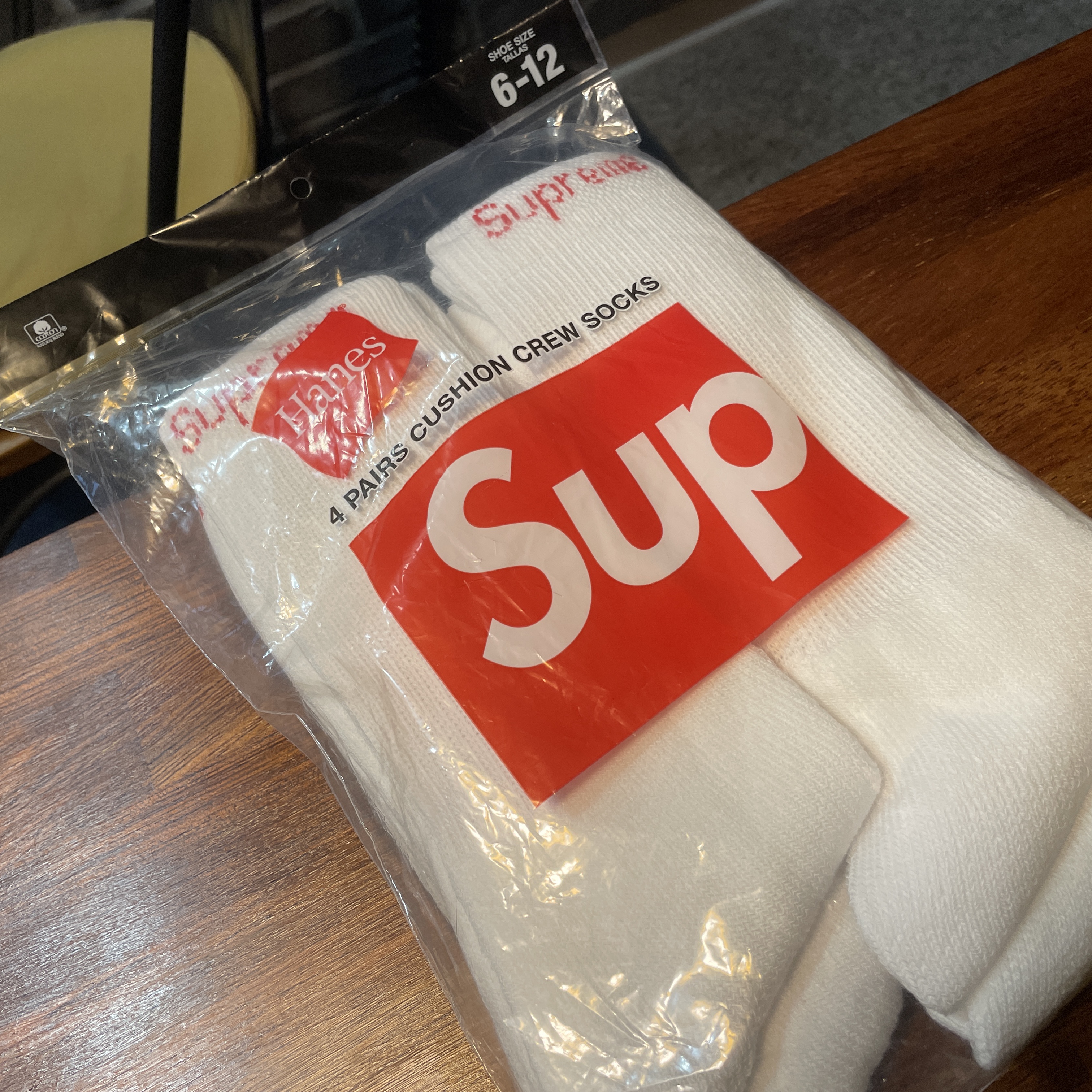 Supreme Hanes Crew Socks White (4 Pack) 착용 스타일