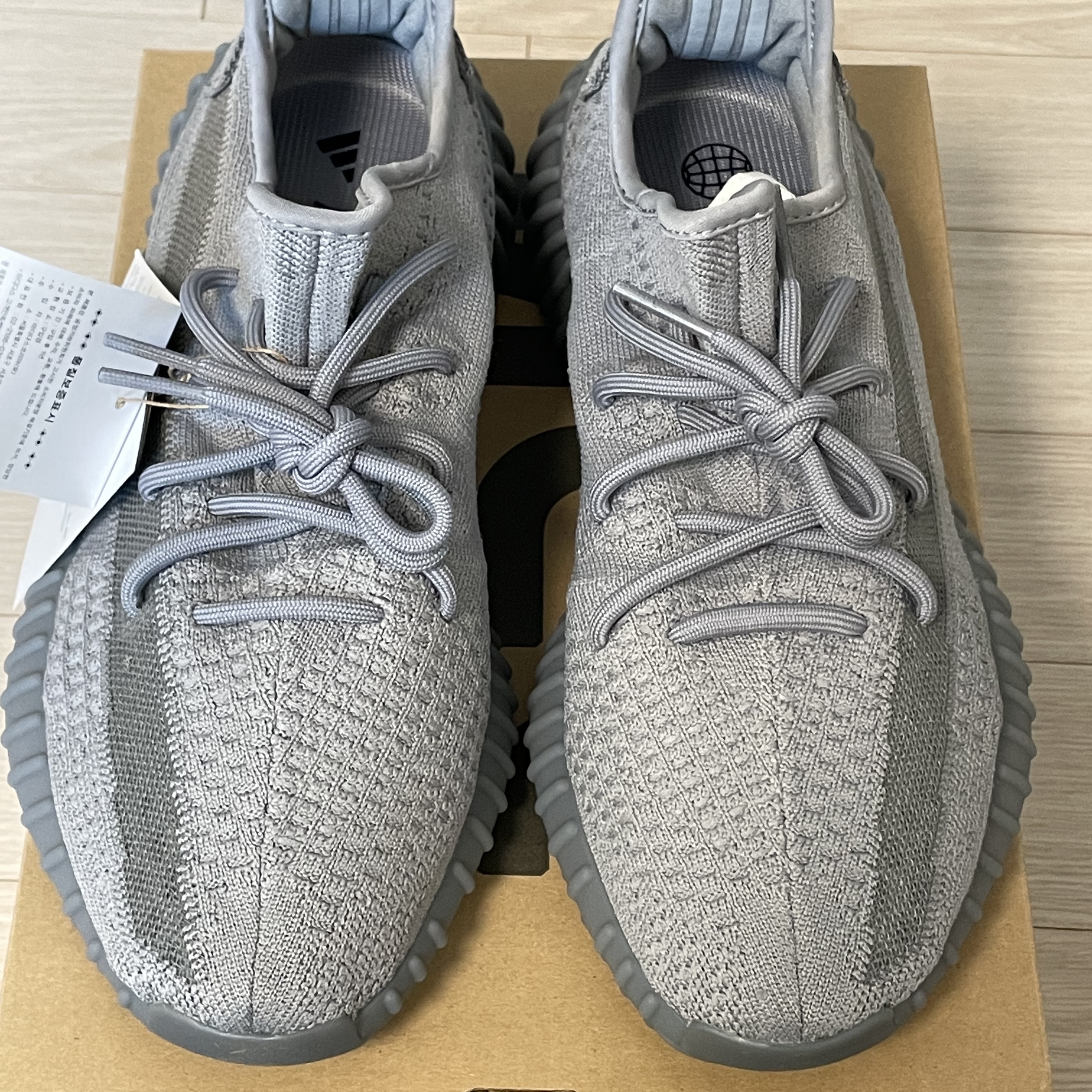 Adidas Yeezy Boost 350 V2 Steel Grey 착용 스타일 - 3