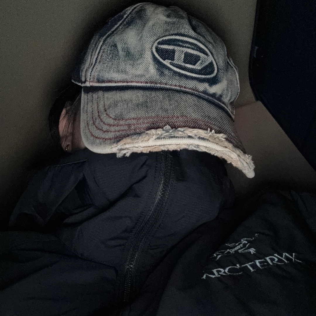 Diesel C-Seymon Treated Denim Baseball Cap Blue White, Arc'teryx Atom LT Hoody Black 착용 스타일