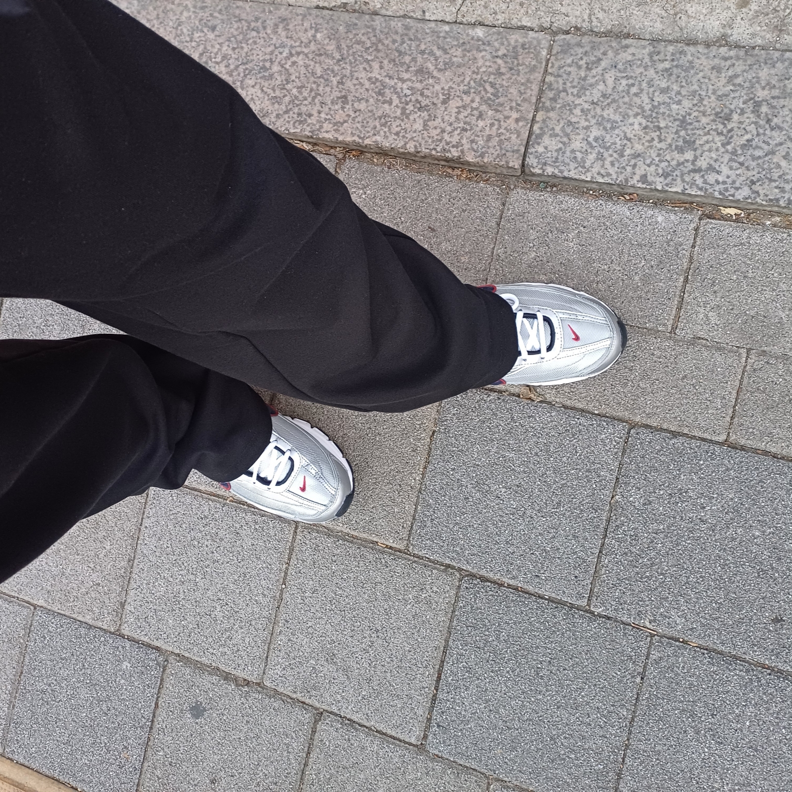 Nike Initiator Metallic Silver Black 착용 스타일