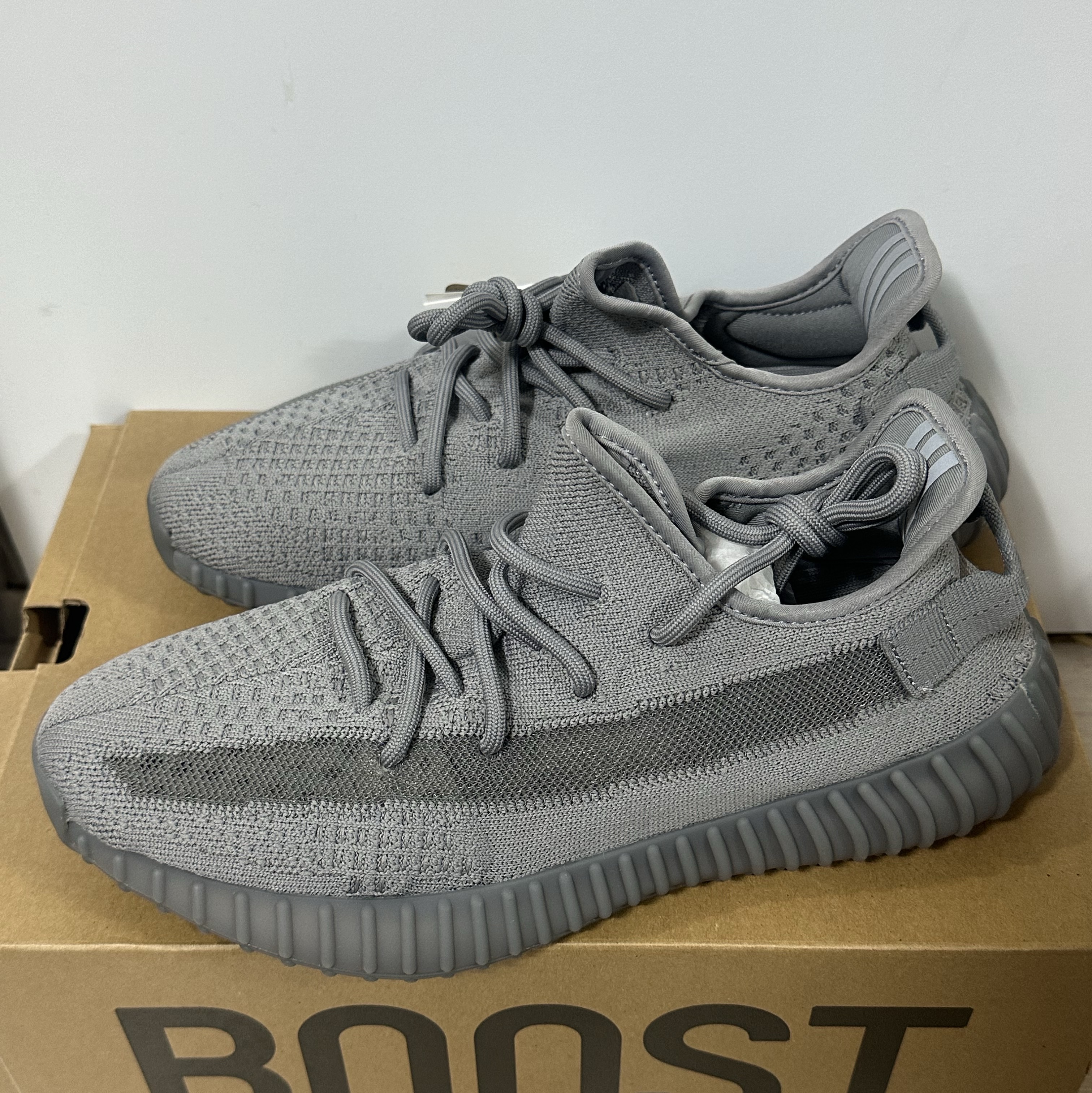 Adidas Yeezy Boost 350 V2 Steel Grey 착용 스타일
