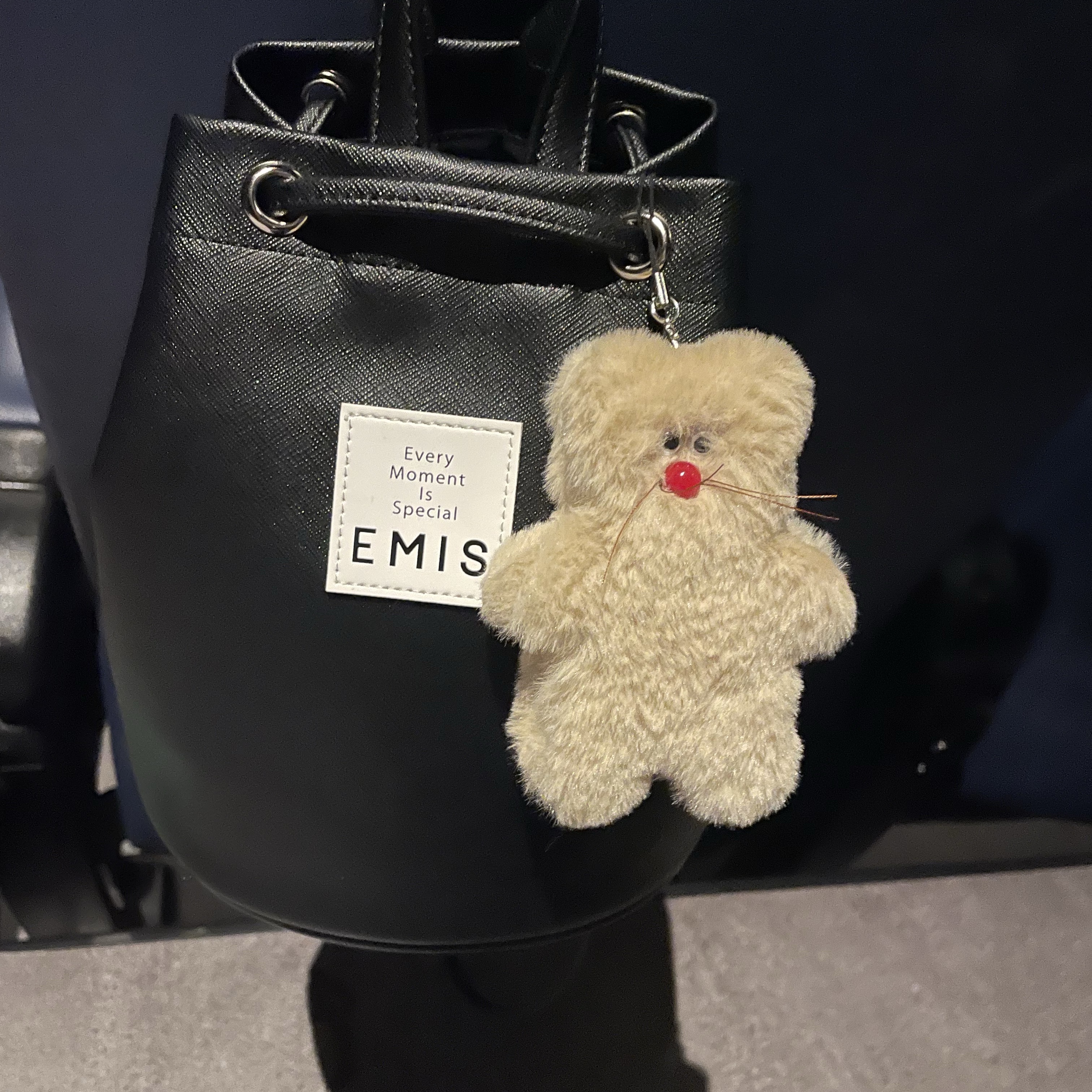 Emis Leather Mini Backpack Black 착용 스타일