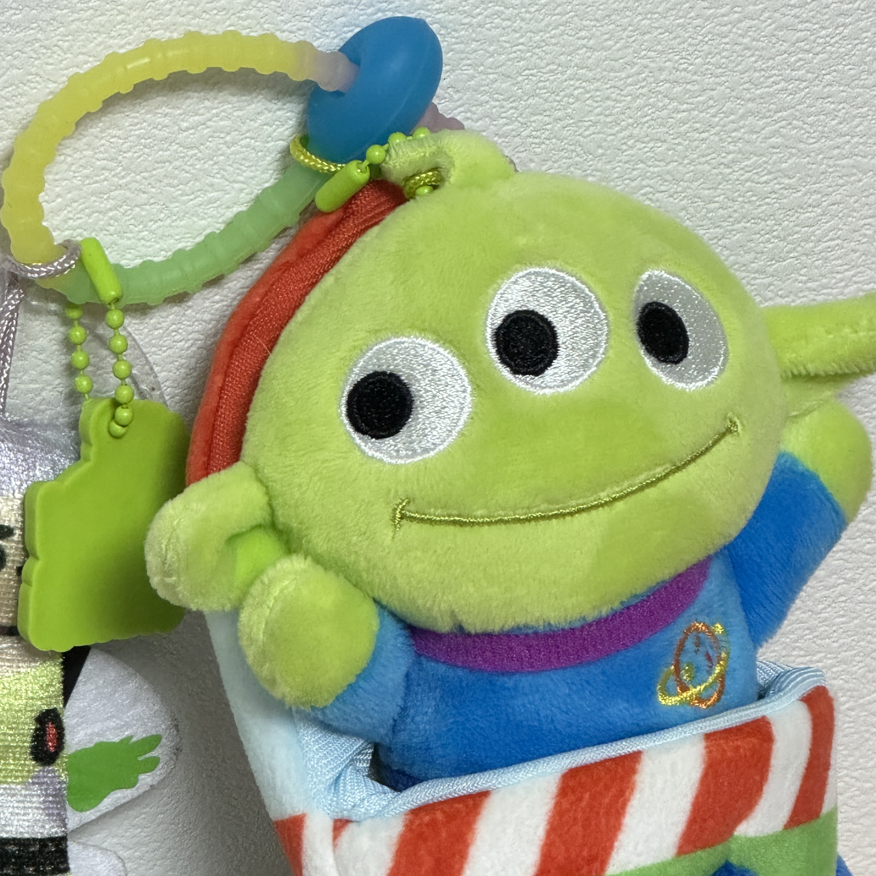Monamhee Creami Keyring Cream - KREAM Exclusive, Cosymosy Mini Bird Bird Keyring Light Gray 착용 스타일 - 7