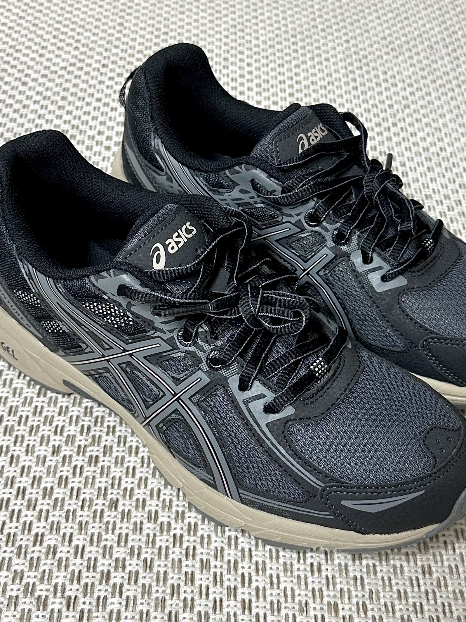 Asics Gel-Venture 6 Black Dark Grey - 4E Extra Wide 착용 스타일 - 3